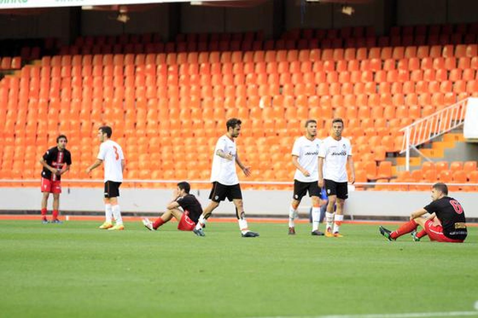 Los albirrojos consuman la pérdida de la categoría un año después de subir al caer en Valencia por 1-0

Foto: LOF