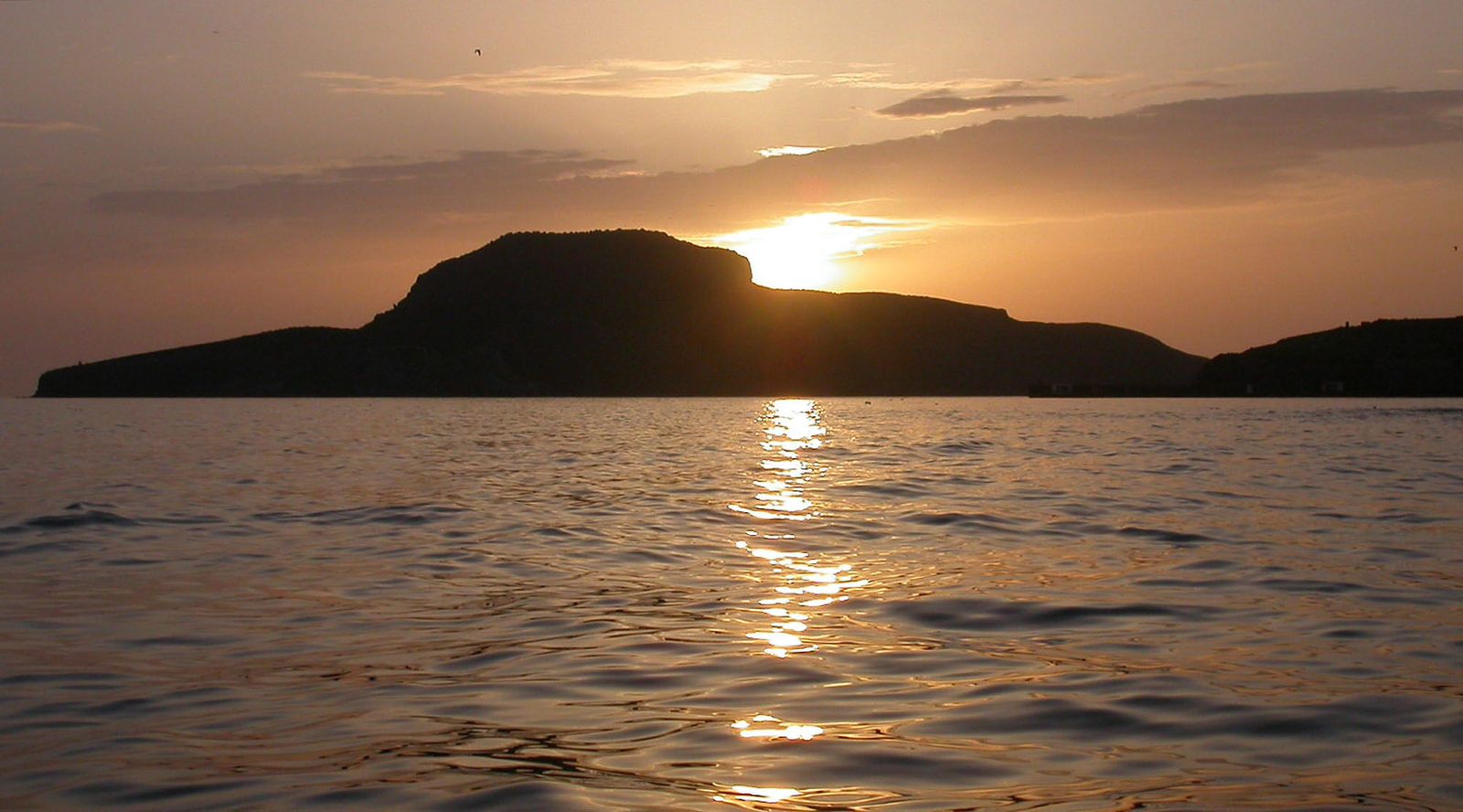 Atardacer en la Isla  del Congreso, una de las tres que componen el archipiélago de las Chafarinas