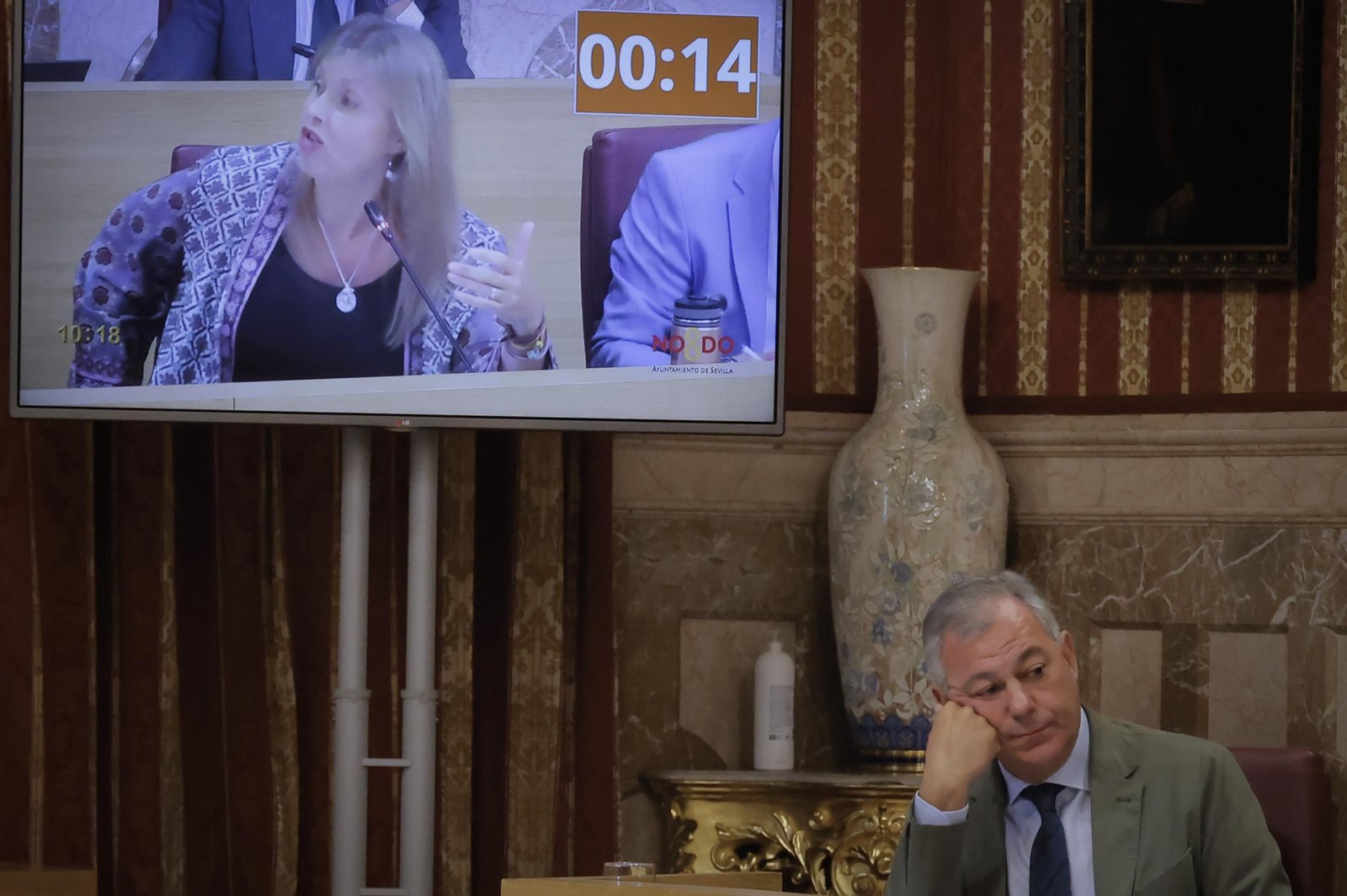 Sanz escucha la intervención de Peláez en el Pleno sobre la subida de la factura del agua.