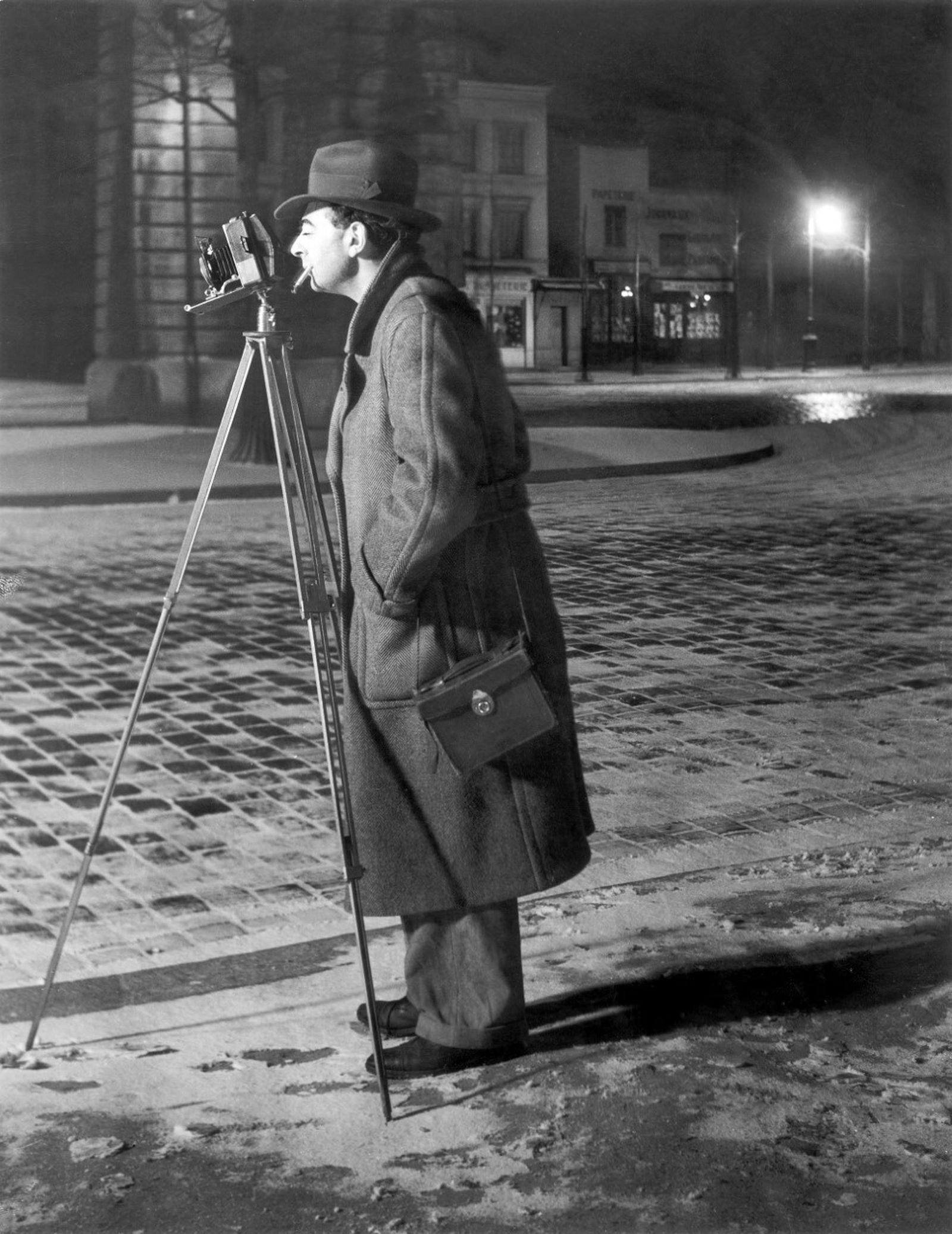 Brassaï (1899 - 1984) Autorretrato en el bulevar Saint-Jacques.