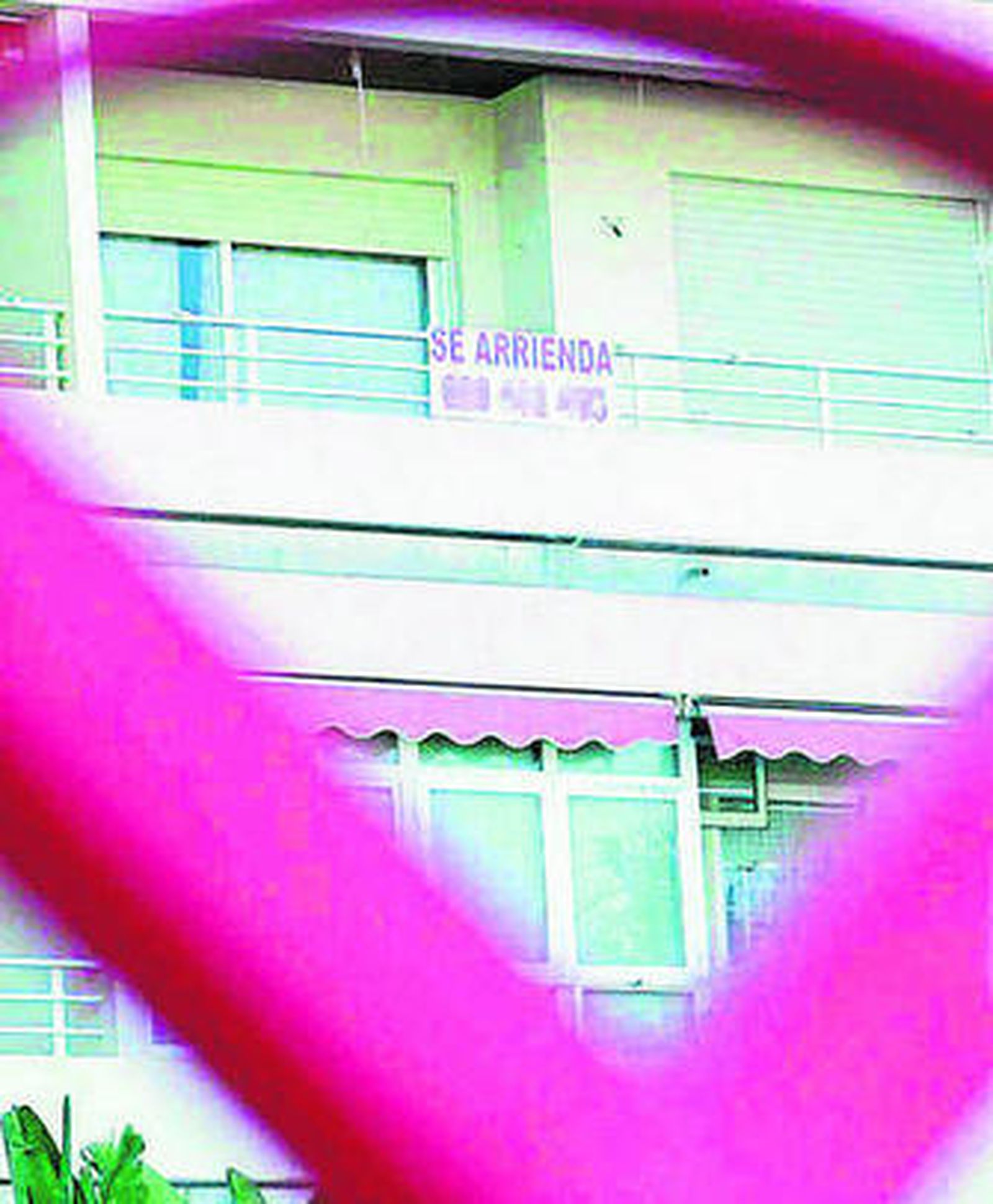 Cartel de alquiler de un piso de verano en el Paseo.