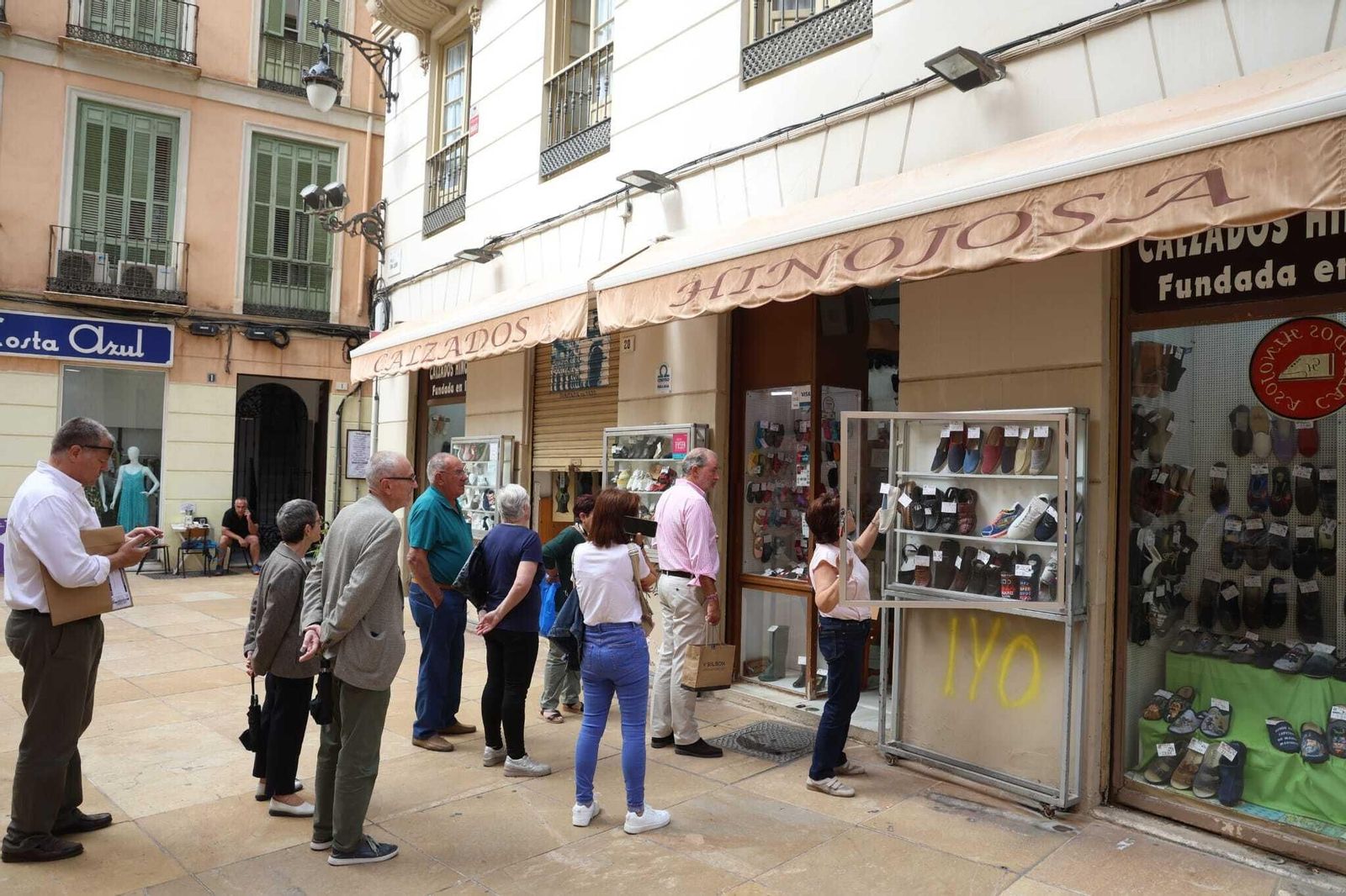 La cola de clientes en Calzados Hinojosa antes de abrir.