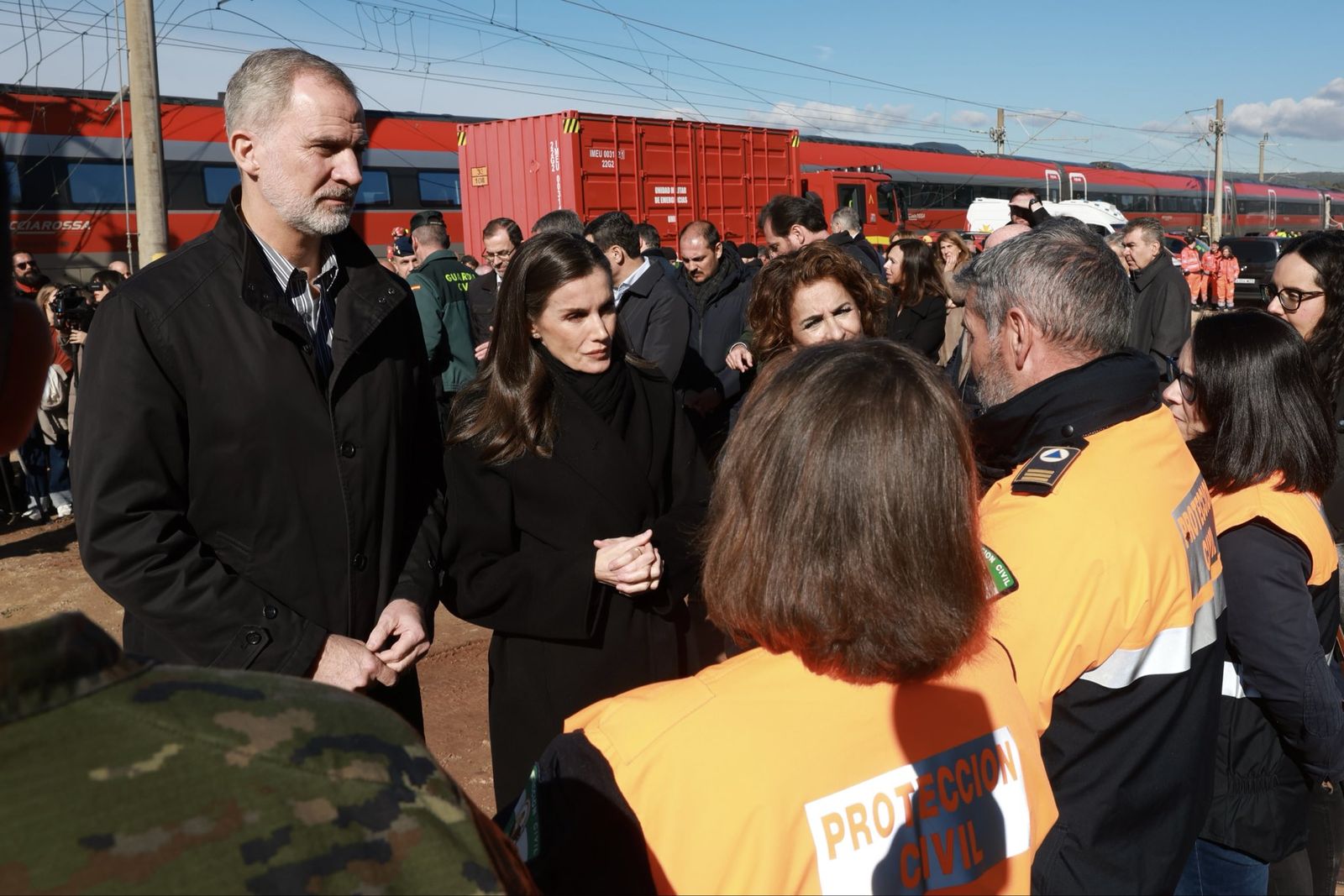 Los reyes visitan a los heridos del accidente de Adamuz en el Reina Sofía, en imágenes