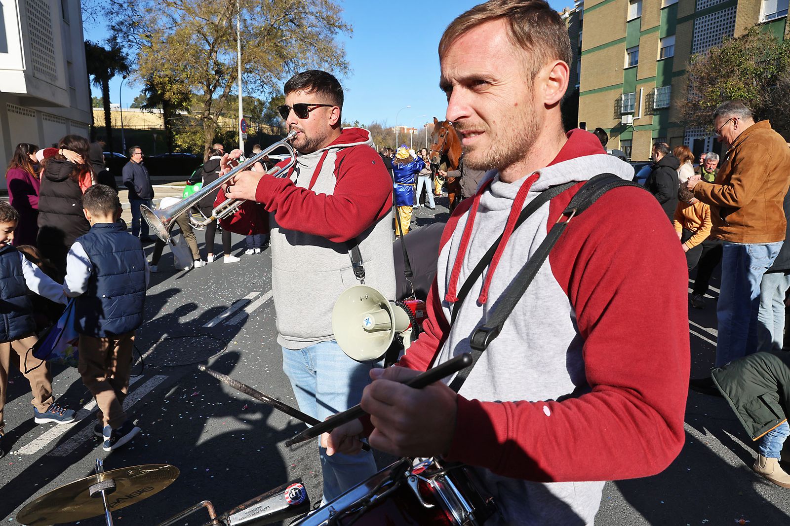 Día de regalos y Reyes Magos por los barrios de la ciudad