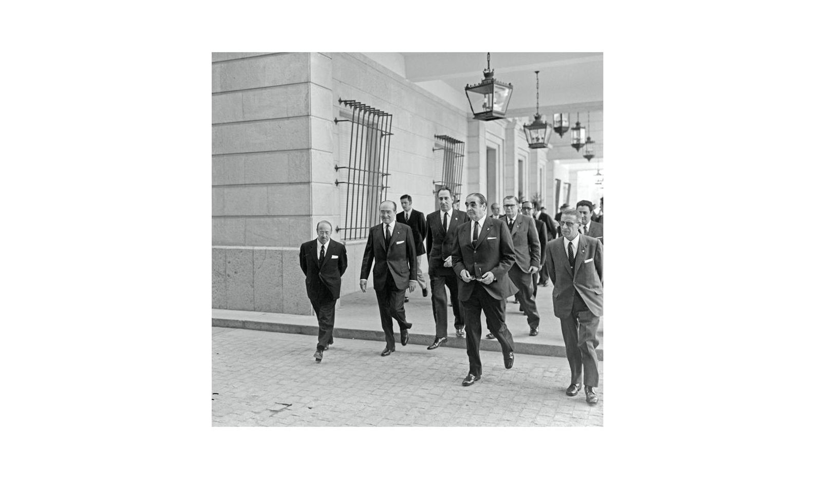 Oriol y Urquijo (segundo por la izquierda) en los soportales del Palacio de Justicia