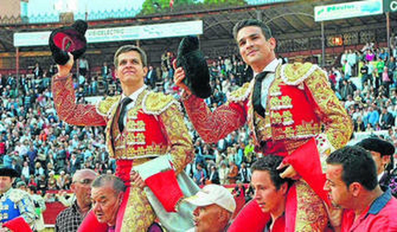 El Juli y Manzanares, en su salida en hombros de la plaza de Castellón.