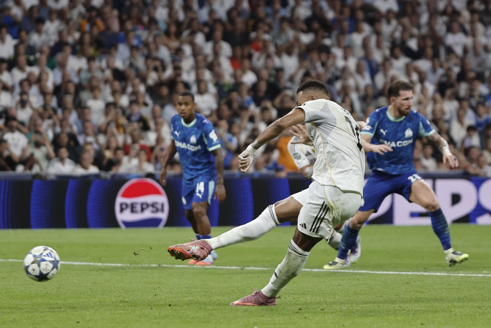 Mbappé anota el segundo gol de penalti.