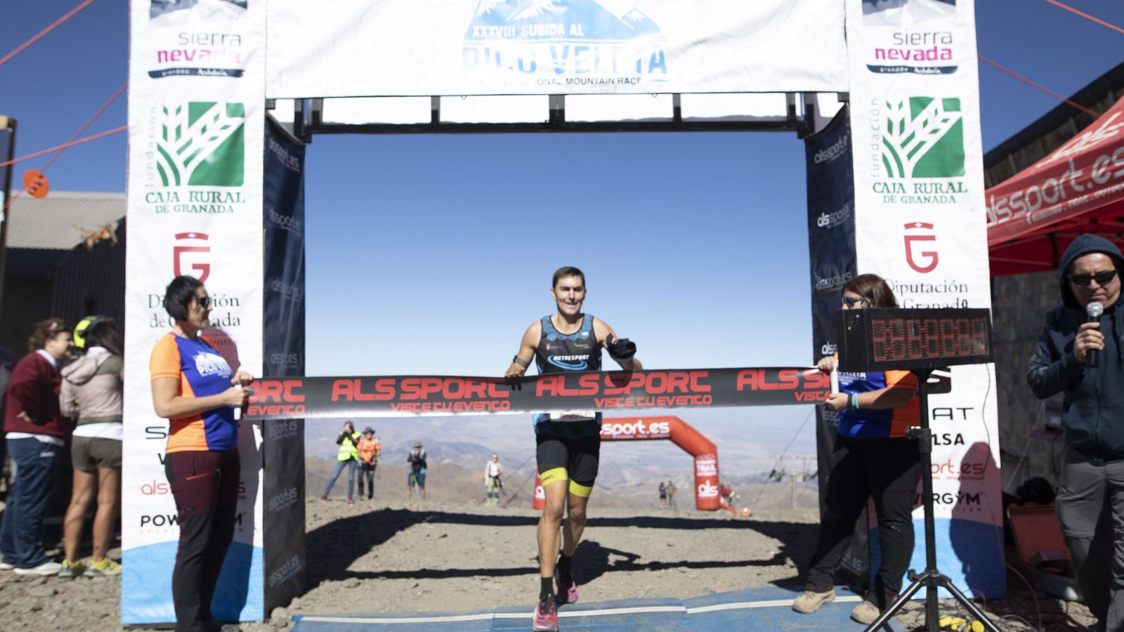 Momento en que Samuel Palomera entra en meta