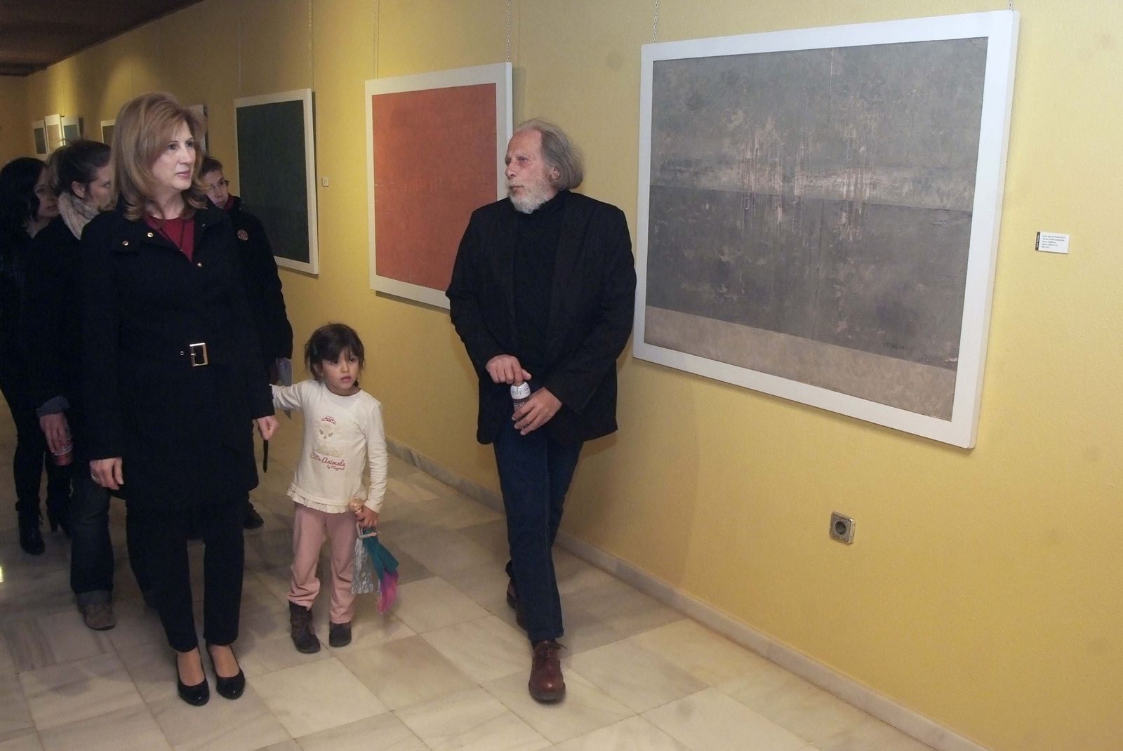 María Dolores Ortega, concejala de Cultura con Pedalino viendo la muestra.