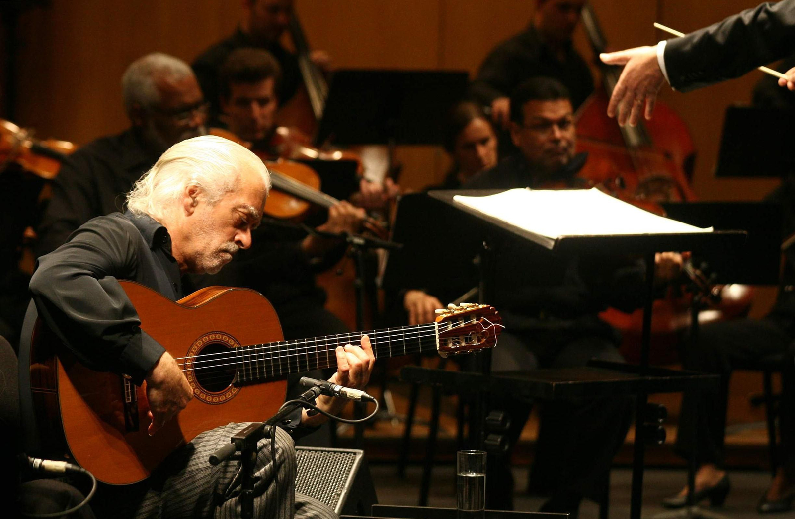 Manolo Sanlúcar, interpretando 'Medea' con la Orquesta de Córdoba en 2007.
