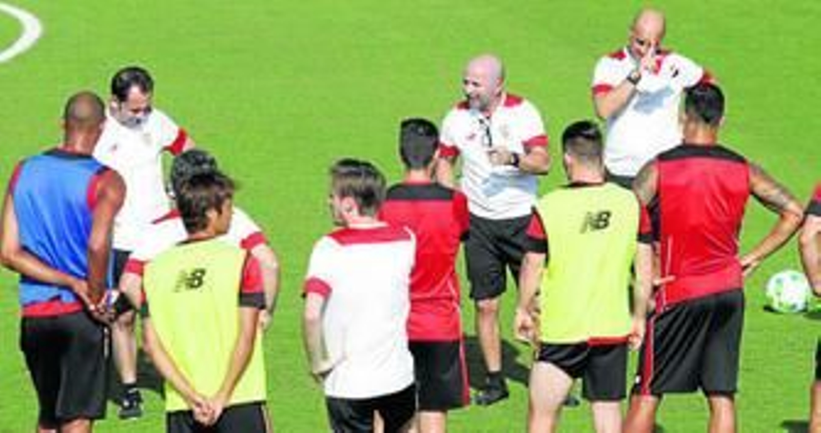 Jorge Sampaoli se dirige a un nutrido grupo de jugadores entre los integrantes de su cuerpo técnico.
