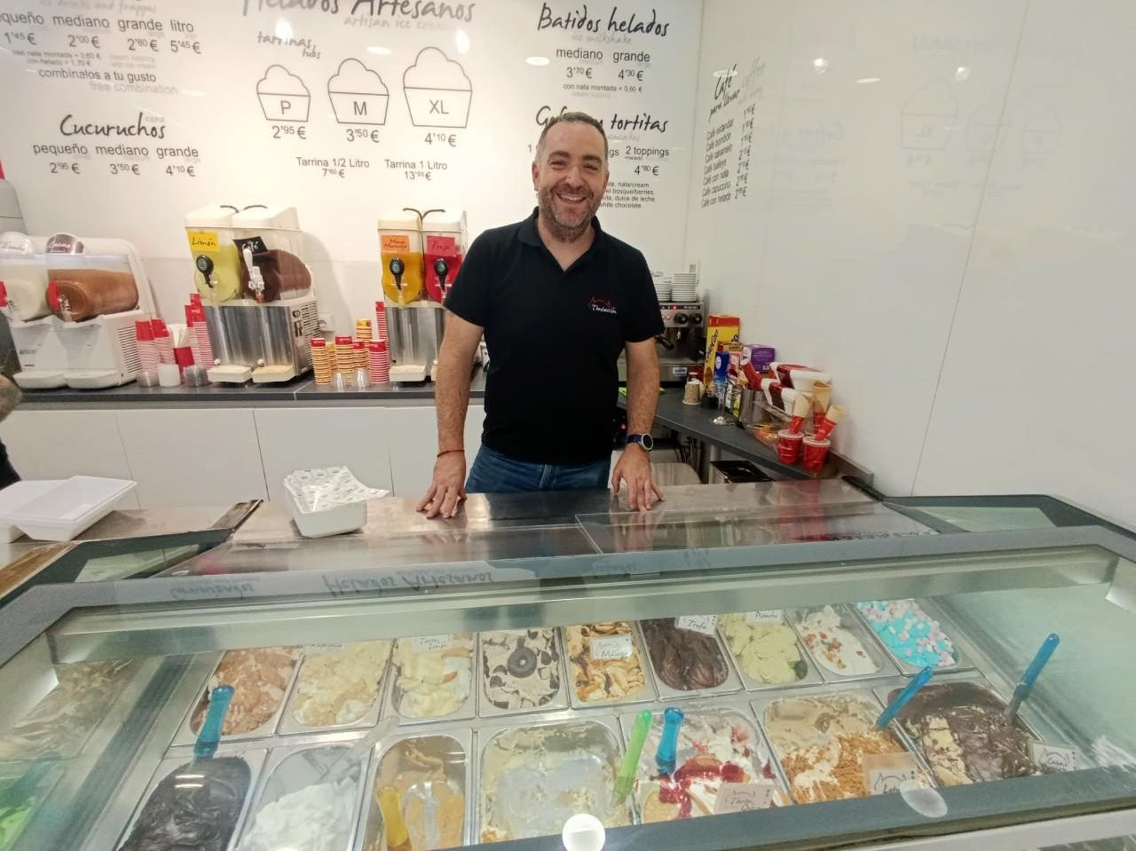 Tomás Justicia, propietario de Heladería Tentación y maestro heladero, en el local del centro de Jaén.