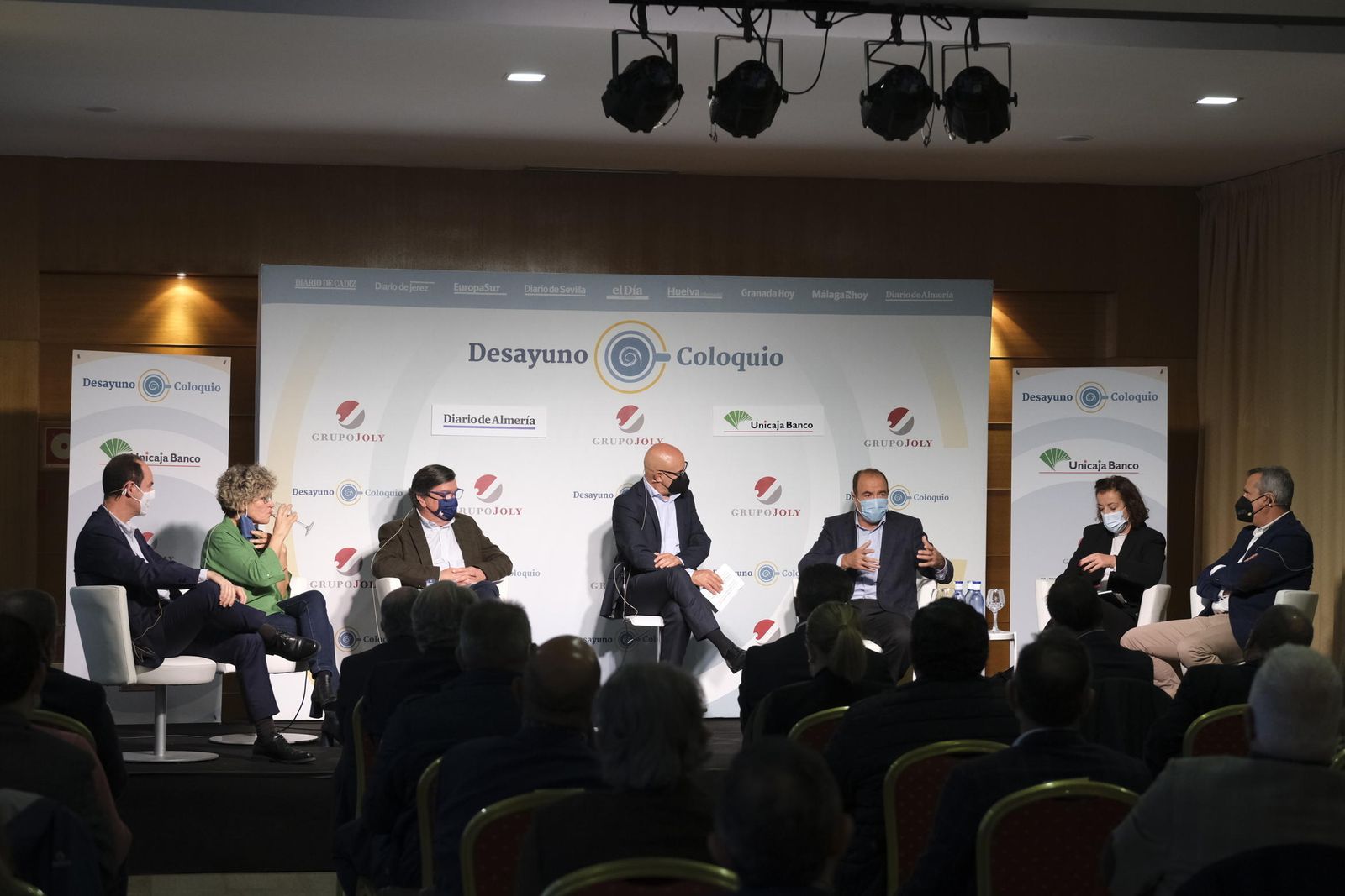 José Luis Estrella, Lola Gómez, Cecilio Peregrín, Antonio Lao, José Manuel Fernández, Mabel Salinas y Luis MIguel Fernández, en el coloquio sobre los retos de la agroindustria