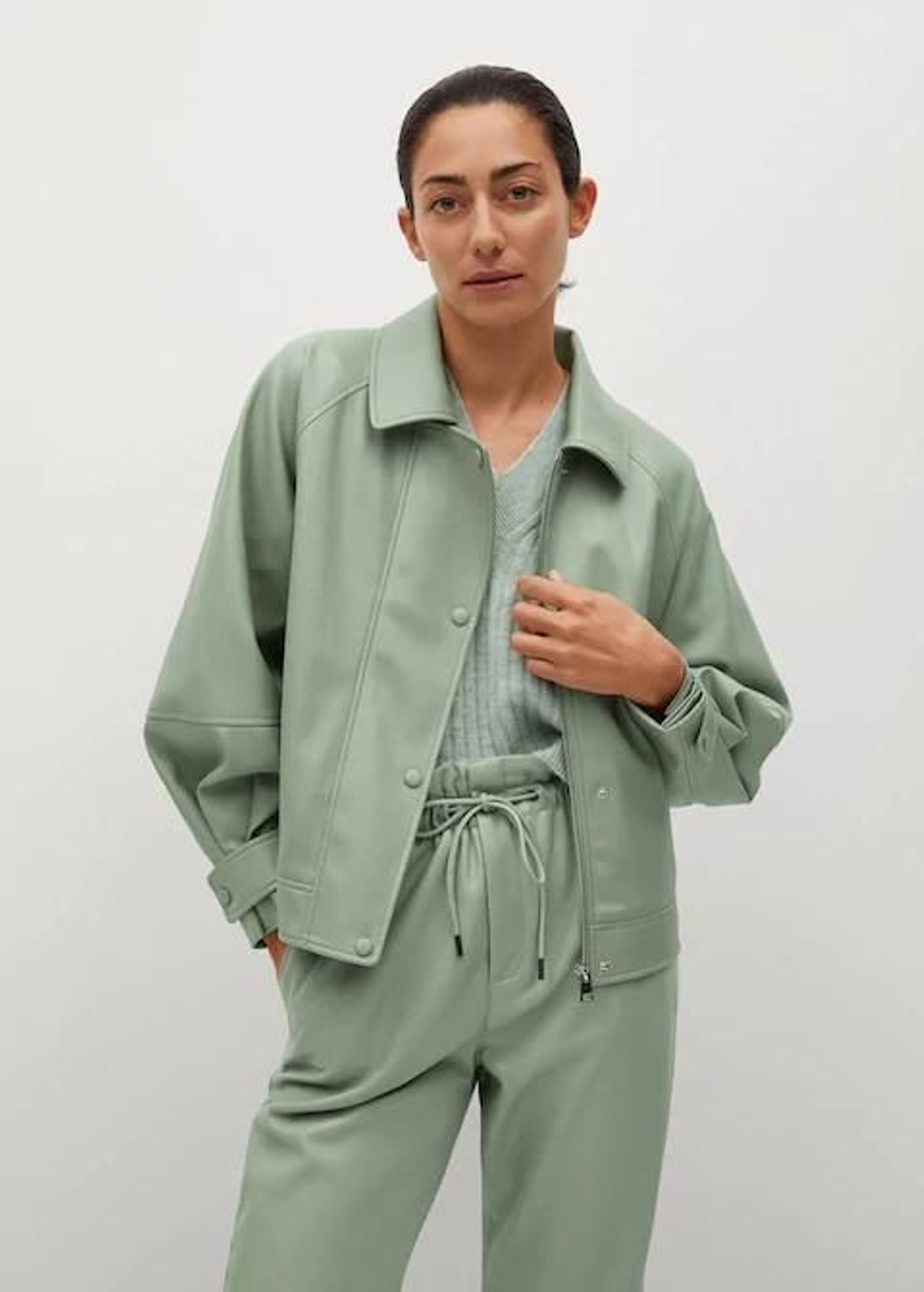 Chaqueta abullonada en verde menta de Mango.