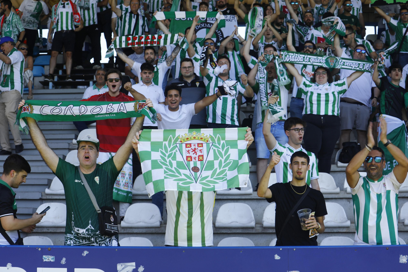 Las mejores fotos de la afición del Córdoba CF en el partido ante la Ponferradina en El Toralín Las mejores fotos de la afición del Córdoba CF en el partido ante la Ponferradina en El Toralín