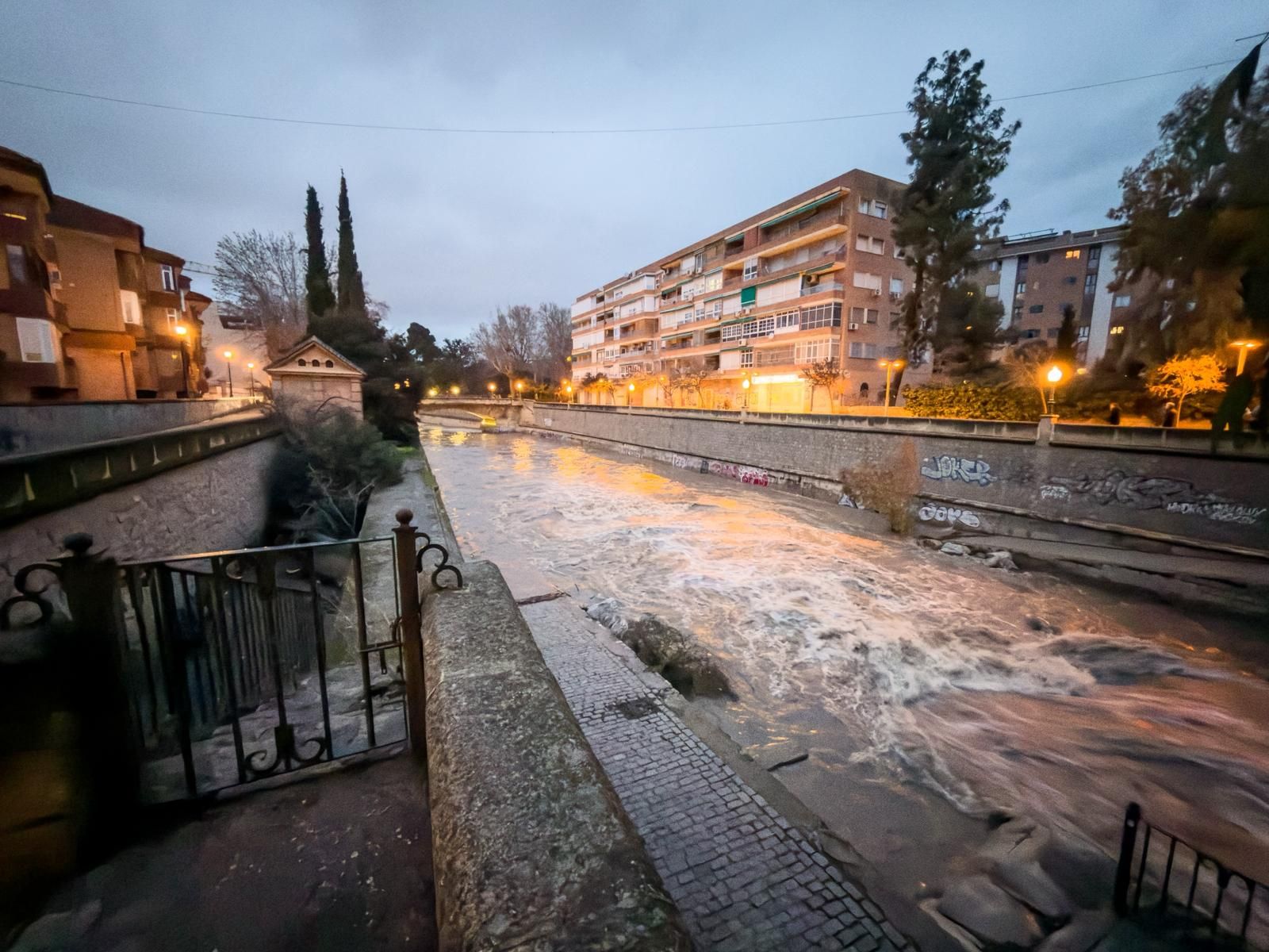 Las fotos de la previa de la borrasca Leonardo: nieve en Prado Negro y el río Genil en Granada, crecido