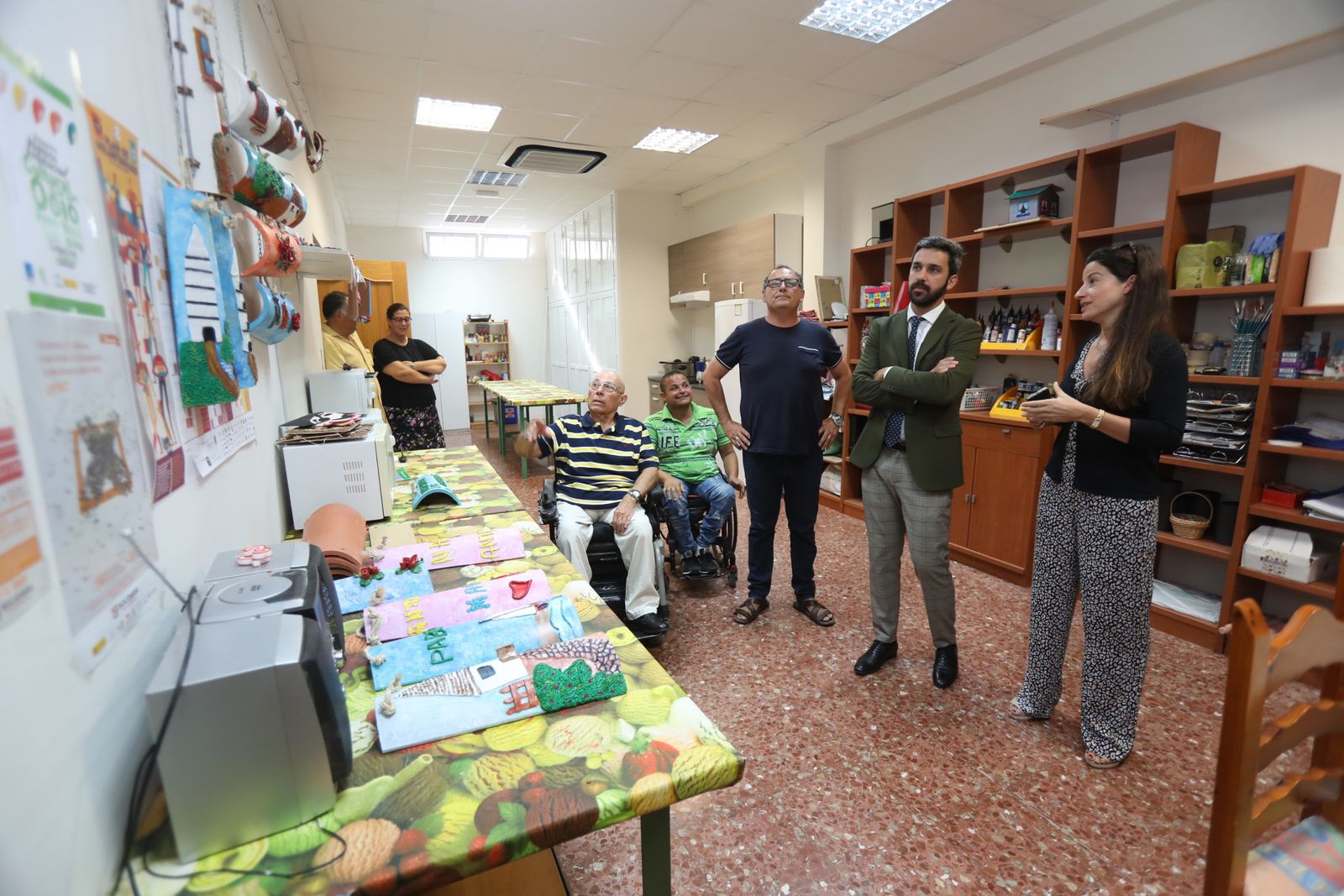 Visita de la Fundación Unicaja a la sede de la Asociación Las Canteras