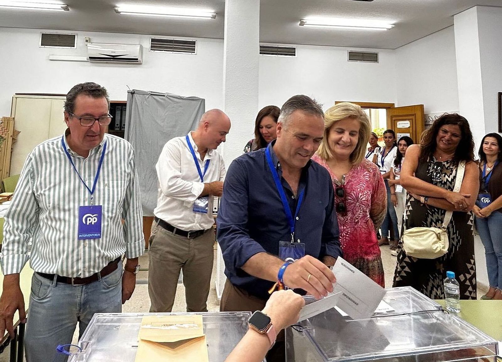 Manuel Andrés González y Fátima Báñez arropan a Manuel García Félix mientras vota en La Palma, feudo popular.