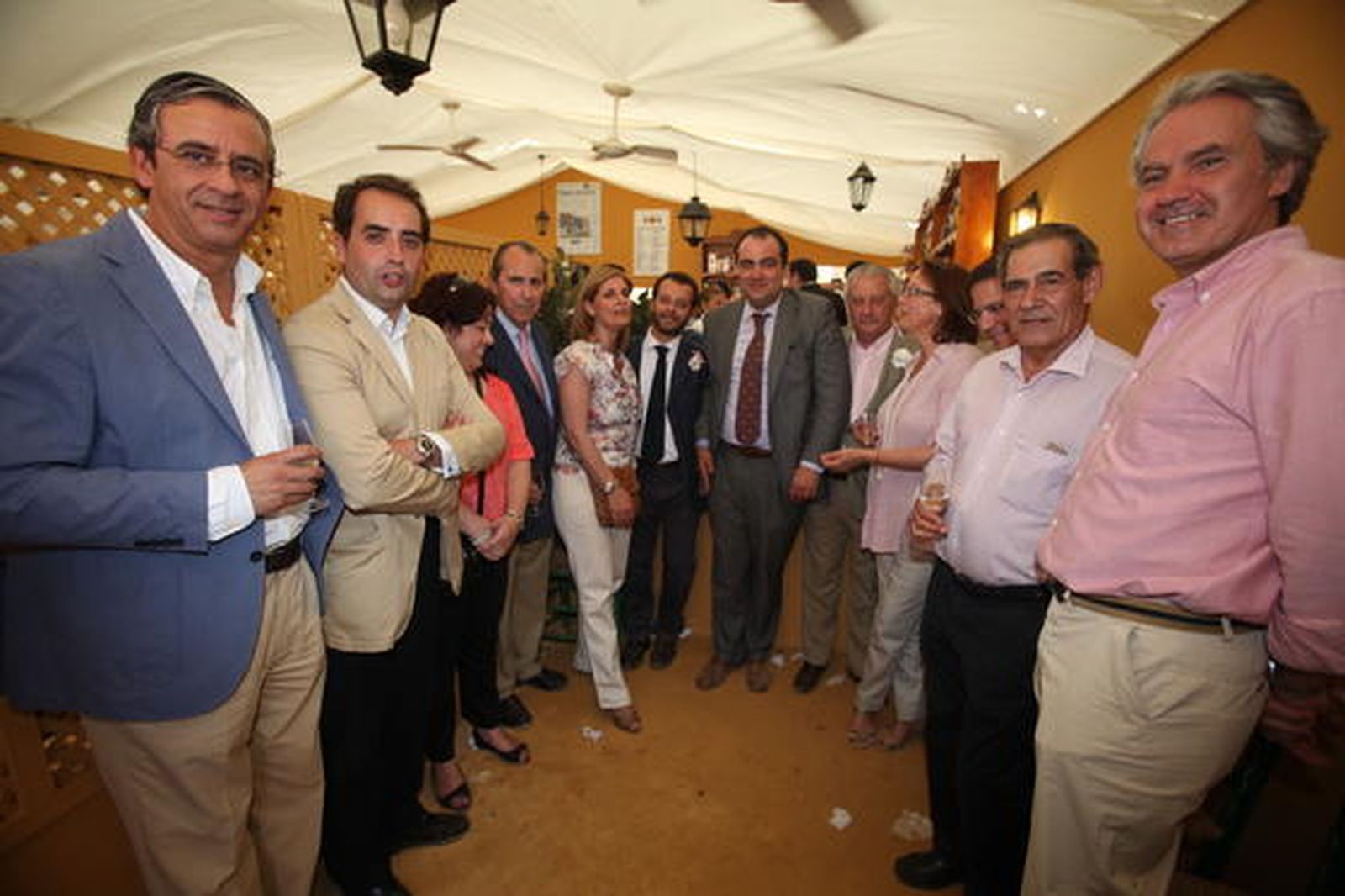 La candidata a la Alcaldía por el Partido Popular, María José García-Pelayo, junto a Antonio Saldaña, Lidia Menacho, Aurelio Romero, Enrique Espinosa, Felisa Rosado, Bernardo Villar, Pepe Galvín y Agustín Muñoz, junto al director de Diario de Jerez, David Fernández, y Juan Manuel Marqués, subdirector del Grupo Joly.

Foto: Vanesa Lobo