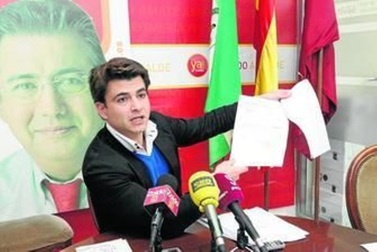 El portavoz adjunto del PP, Beltrán Pérez, muestra la documentación que revela los pagos como prejubilado al socialista Antonio Garrido.