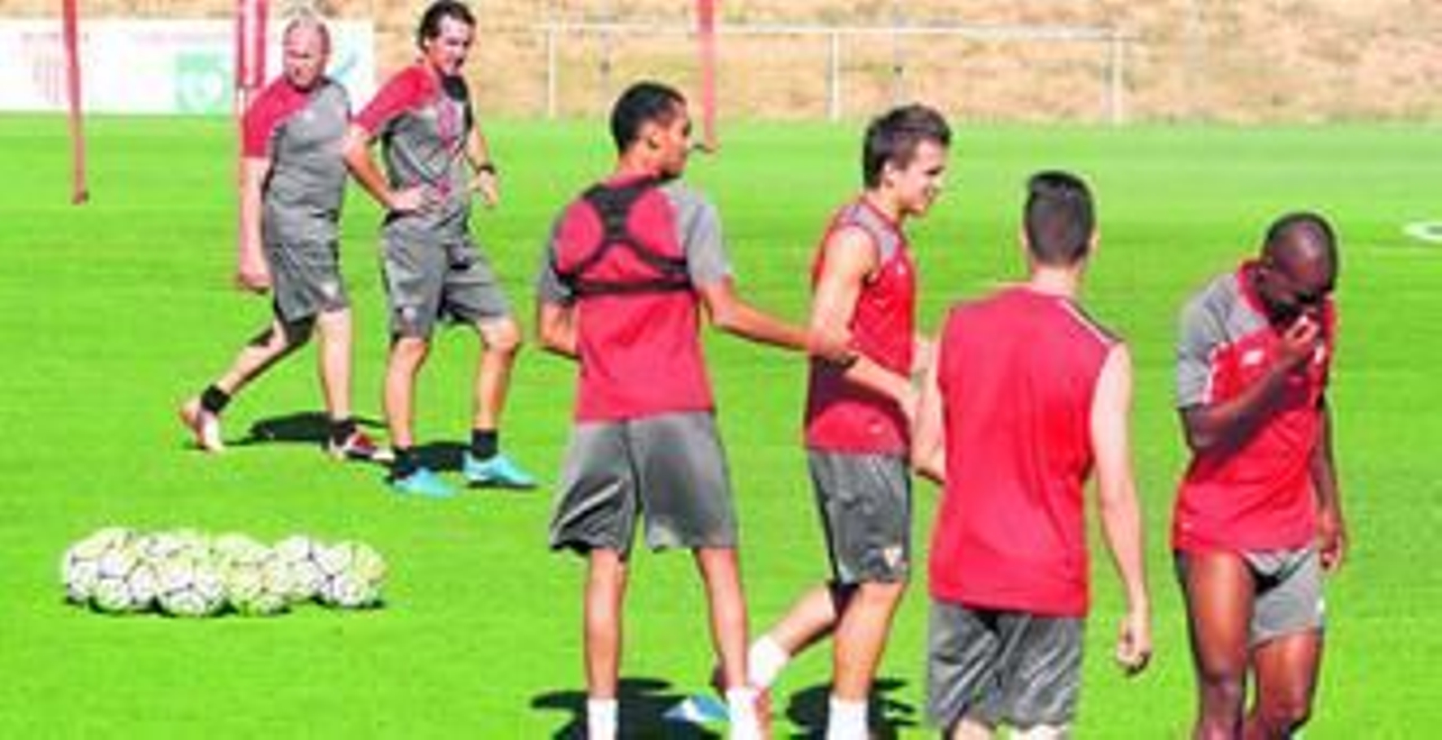 Dimitri Cheryshev y Unai Emery preparan un entrenamiento ante Kolodziejczak, Konoplyanka, Escudero y Kakuta.