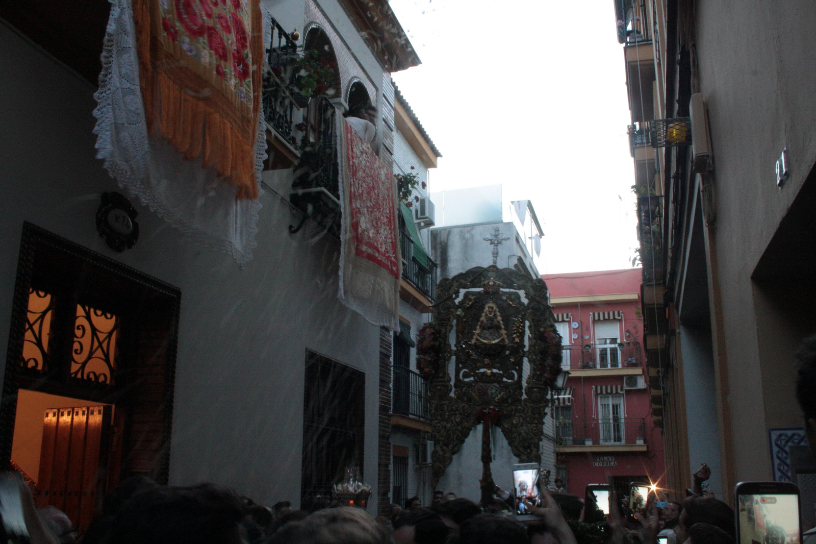 Traslado del Simpecado de la Hermandad del Rocío de Triana, en imágenes