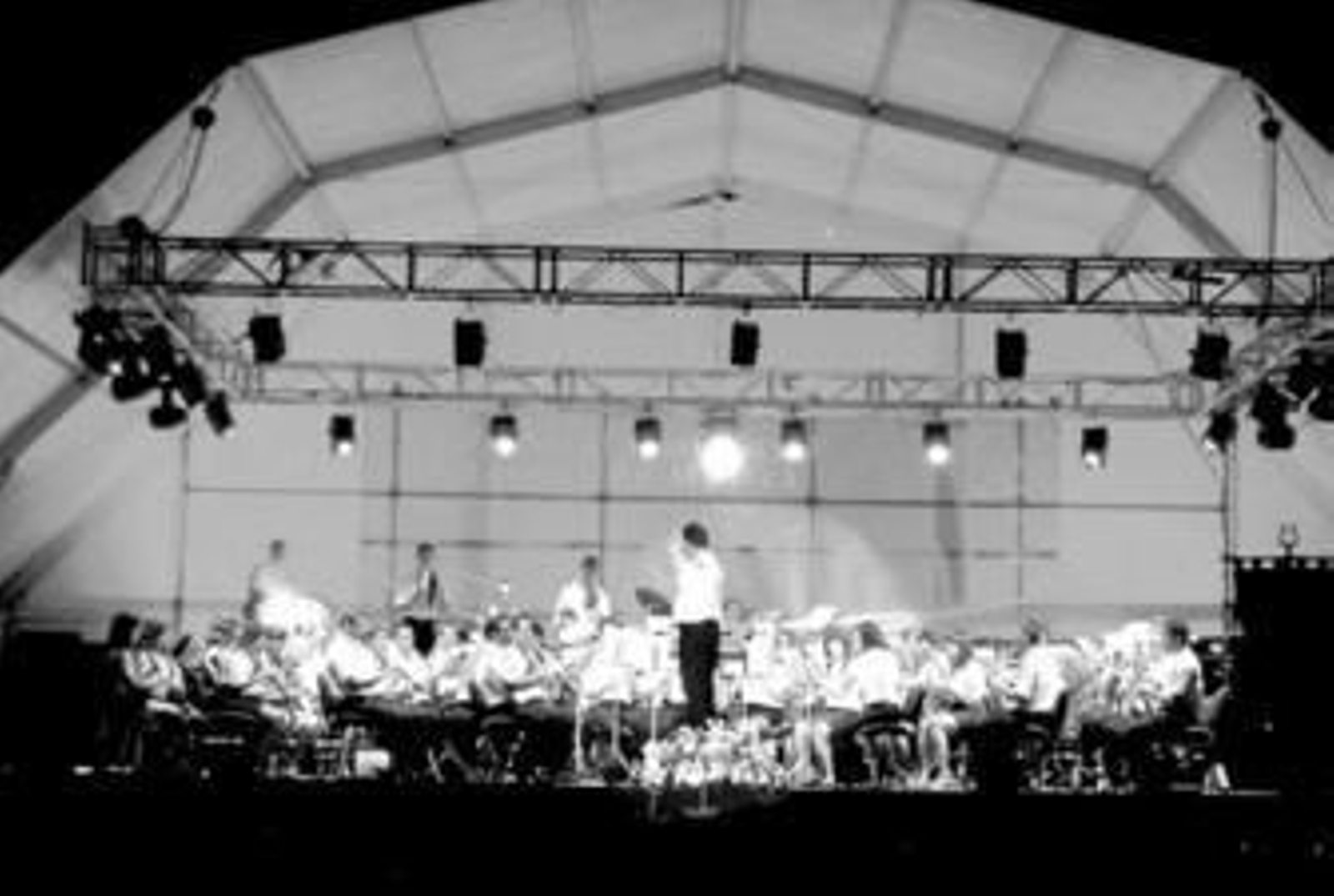 El escenario cambió de color cada cierto tiempo.