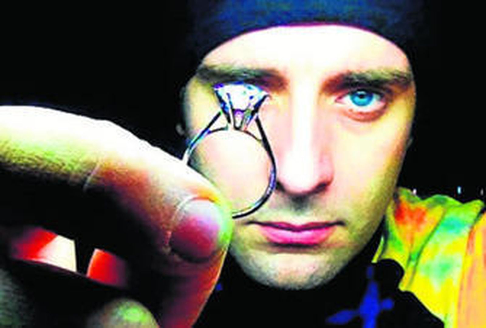 El gallego Pablo Cimadevila con una de sus primeras creaciones de joyería, unos años atrás.