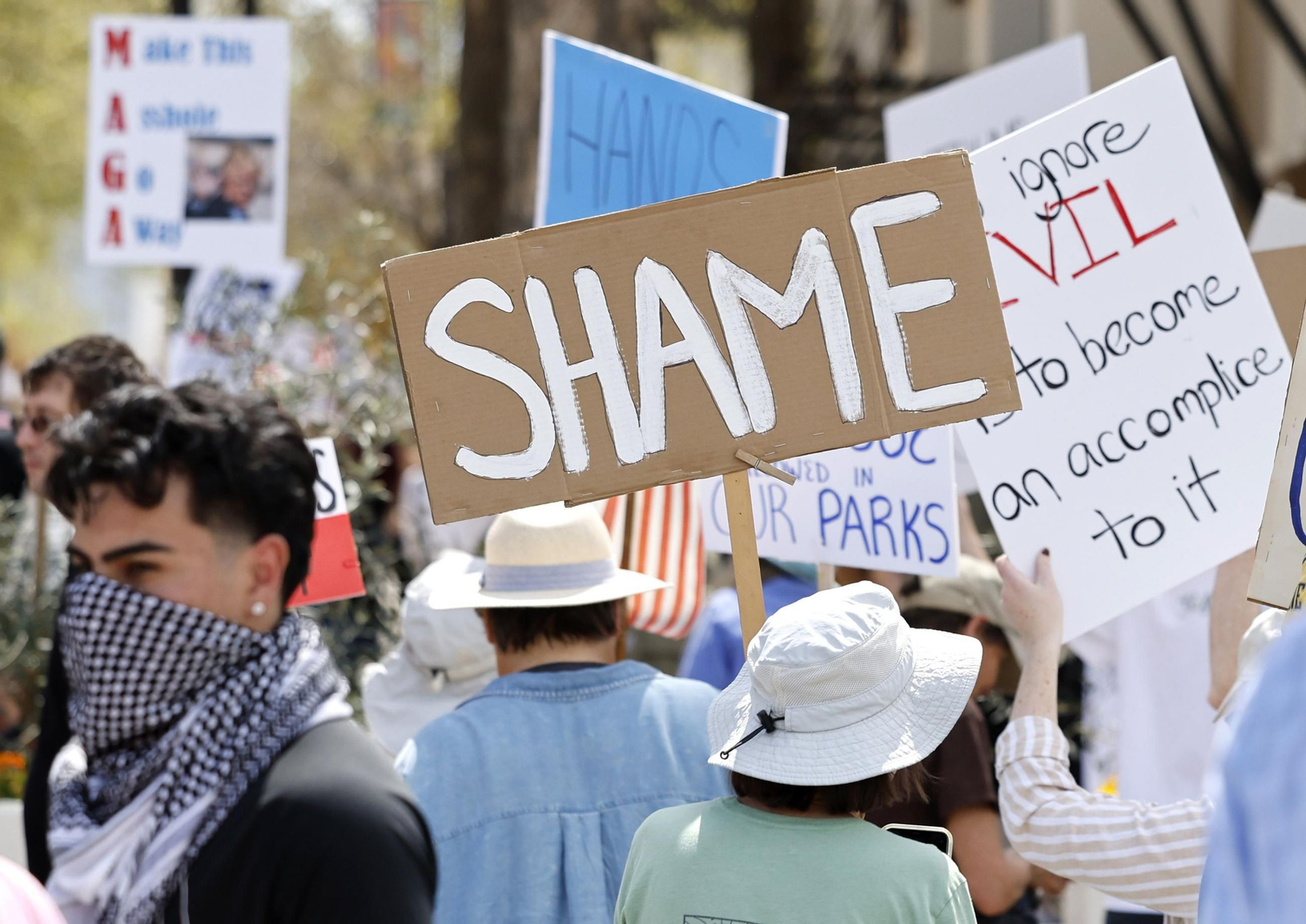 Miles de manifestantes contra Trump y Musk en EEUU: "¡Quita tus manos!"