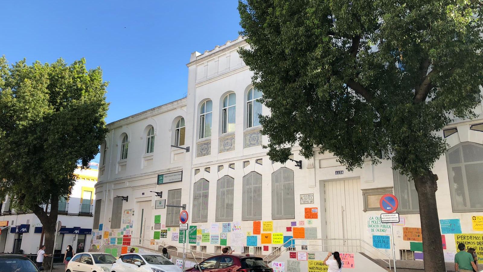 La fachada del José María del Campo, empapelada con los carteles de protesta.