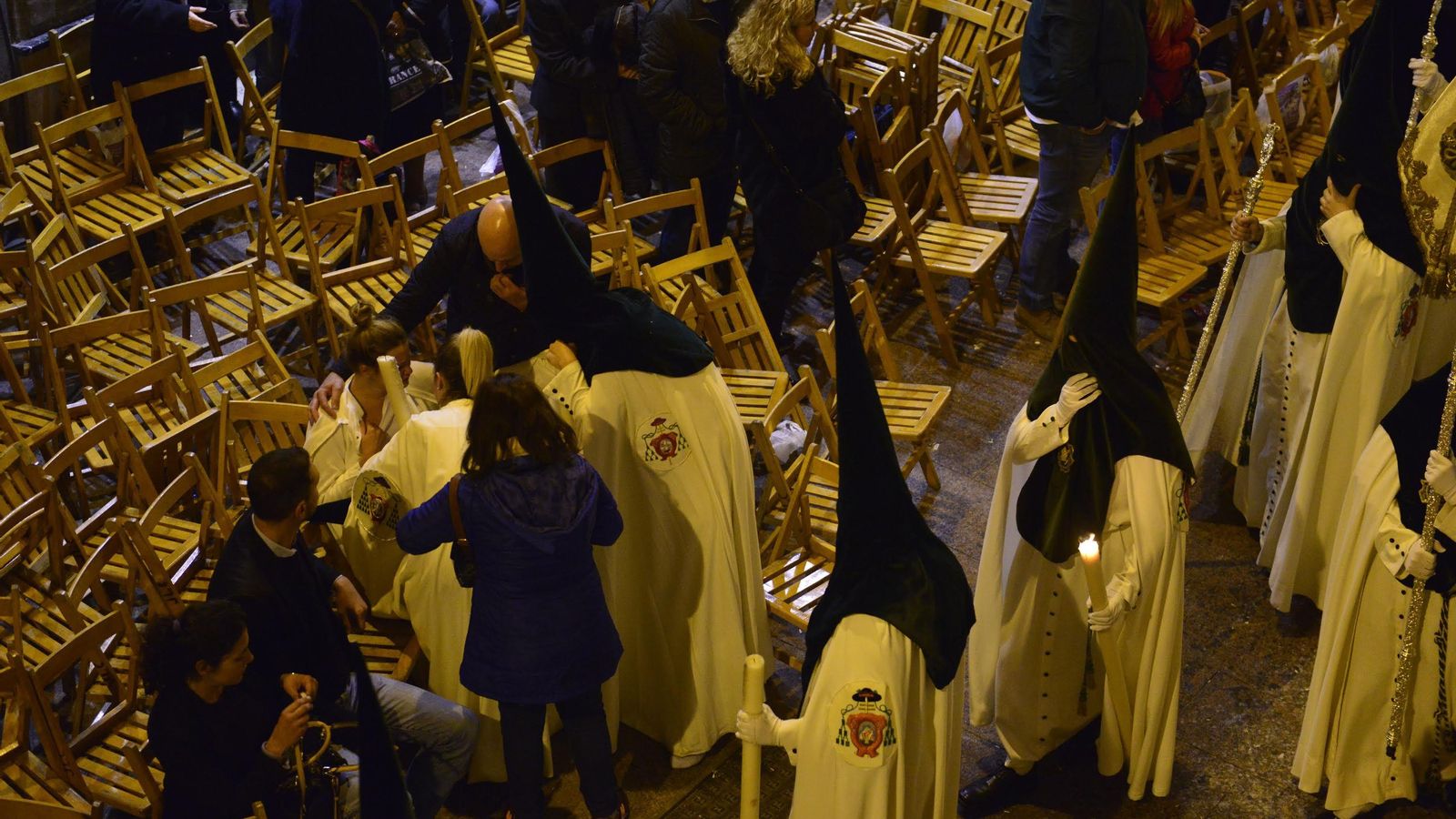 Nazarenos asustados, junto a las sillas de la Carrera Oficial.