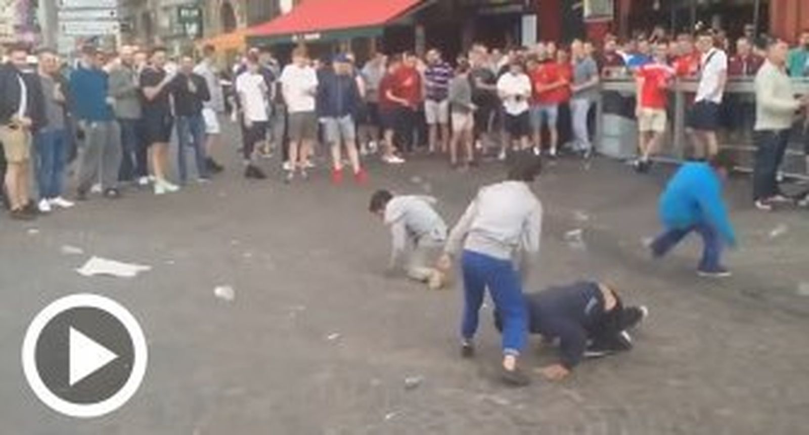 Un grupo de hinchas británicos humilla a cuatro niños gitanos en Lille