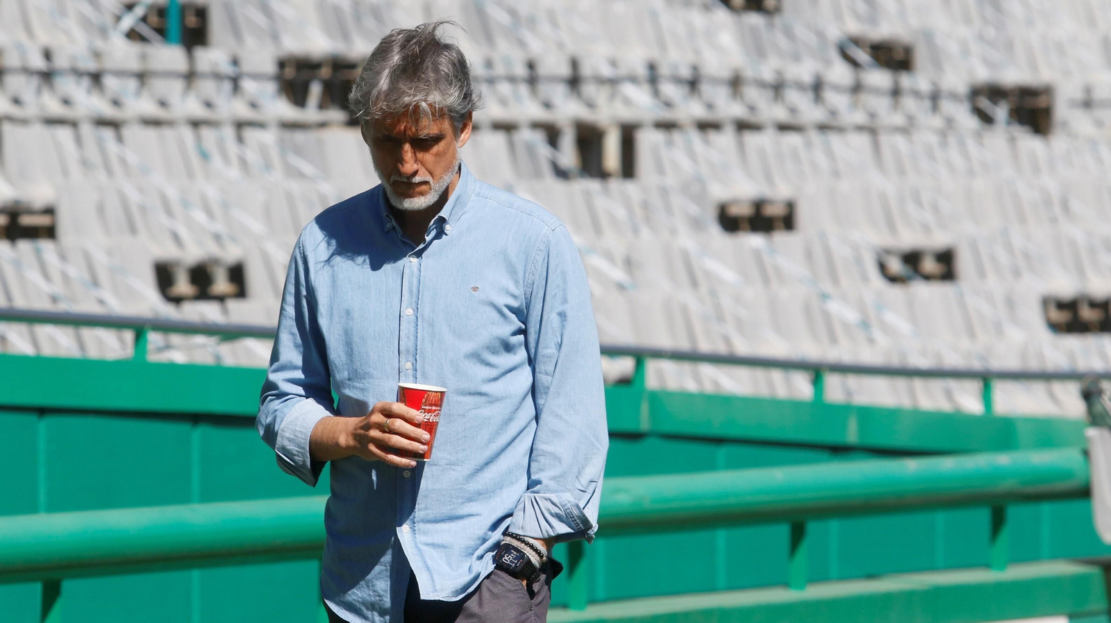 Alfaro, pensativo, en la previa de un partido en El Arcángel.