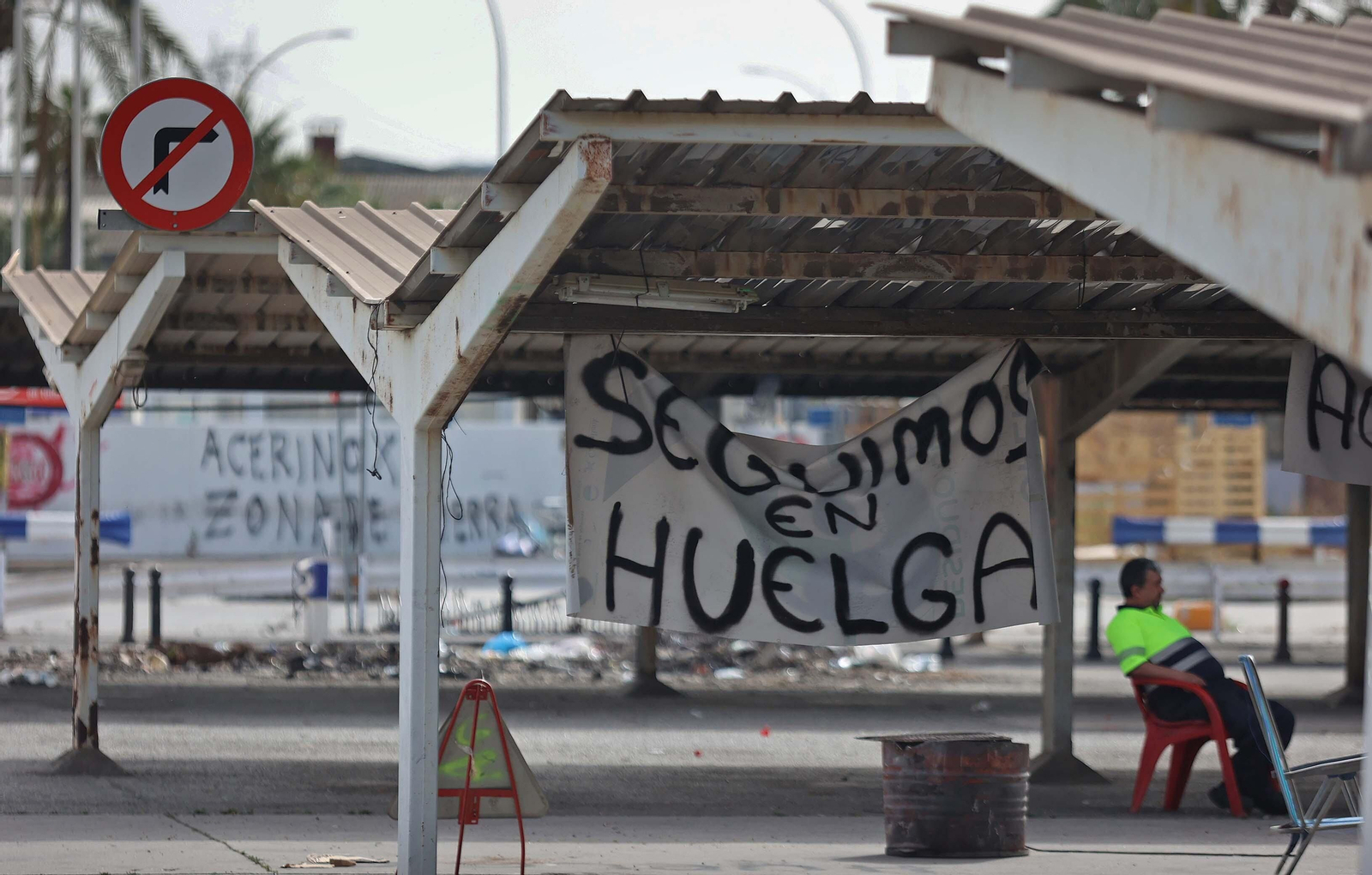 Una pancarta en el aparcamiento de Acerinox, durante la pasada huelga Una pancarta en el aparcamiento de Acerinox, durante la pasada huelga