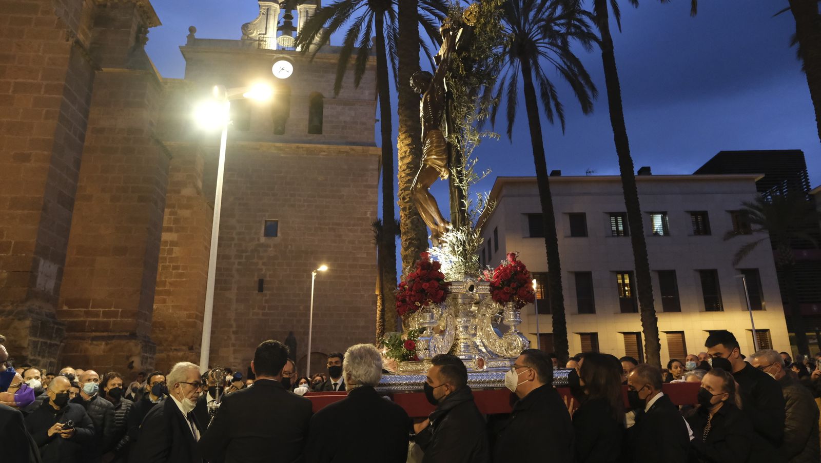 Procesión del Vía Crucis del Santo Cristo de la Escucha en Almería, en imágenes.