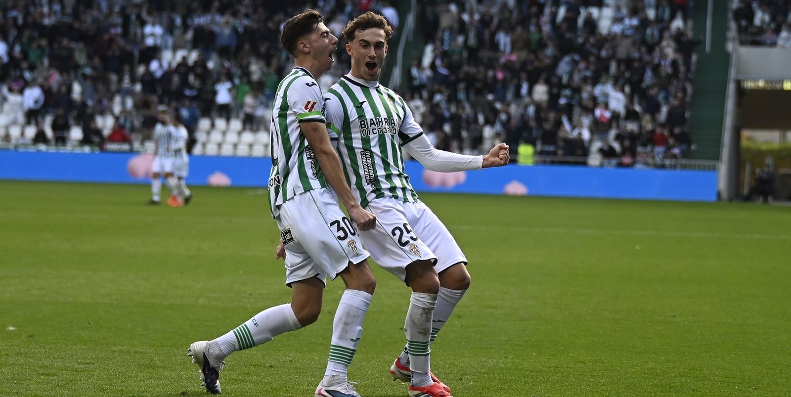 Mikel Goti celebra su tanto junto a Dani Requena.