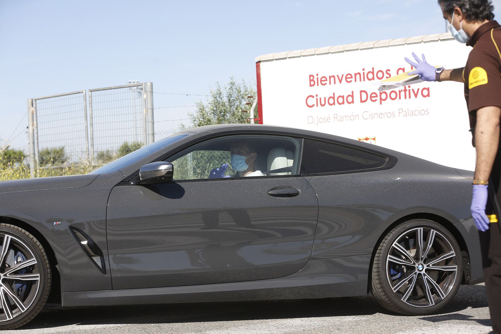 Uno de los jugadores del Sevilla llega con su coche a la ciudad deportiva el pasado miércoles