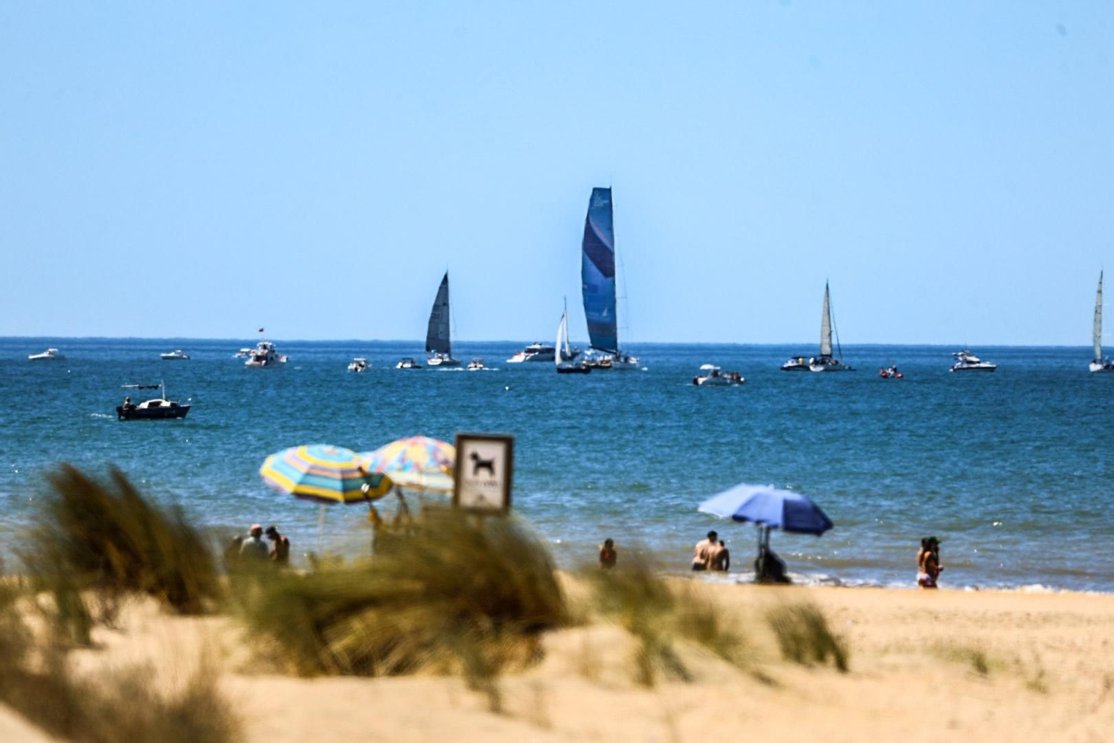Imágenes de la soleada mañana de playa en Punta Umbría