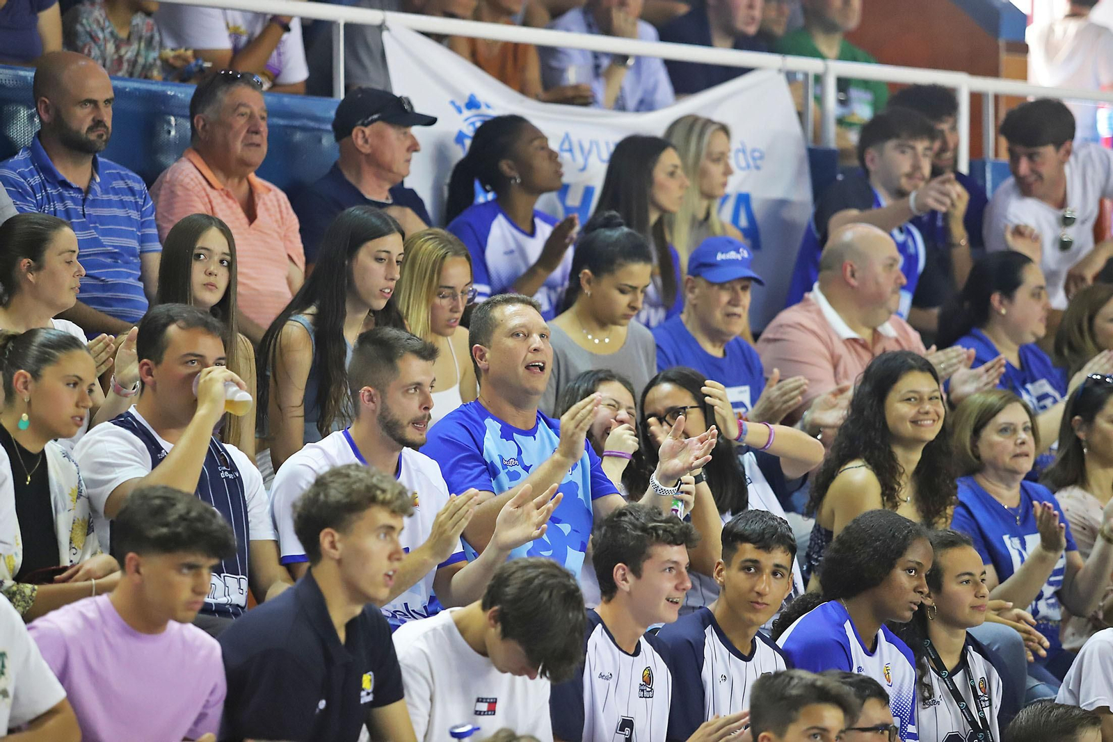 Ambiente en el Andrés Estrada en el encuentro Pajarraco CB Santfeliueng vs Ciudad de Huelva.