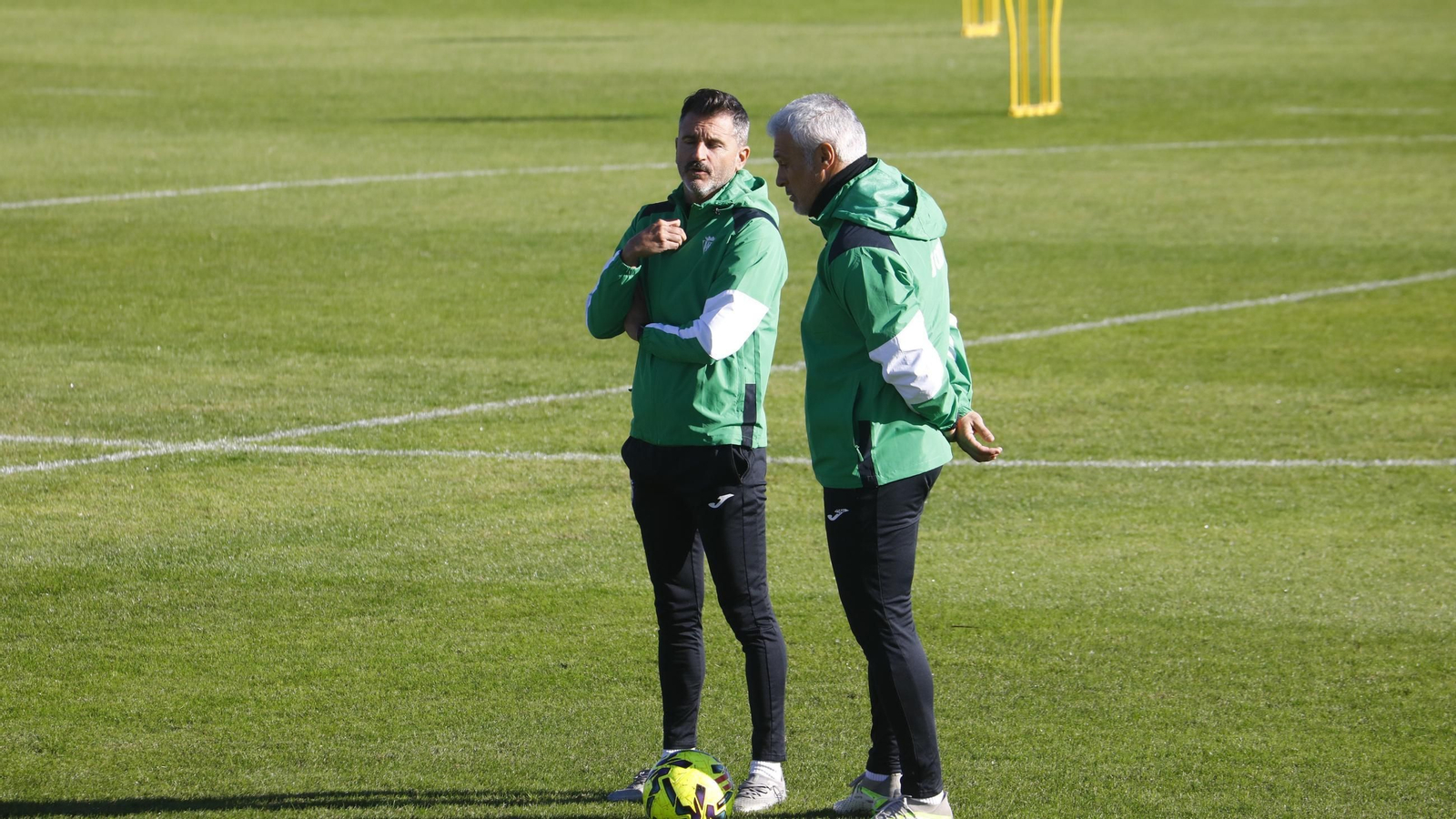 Iván Ania dialoga con César Negredo durante la sesión de este viernes.