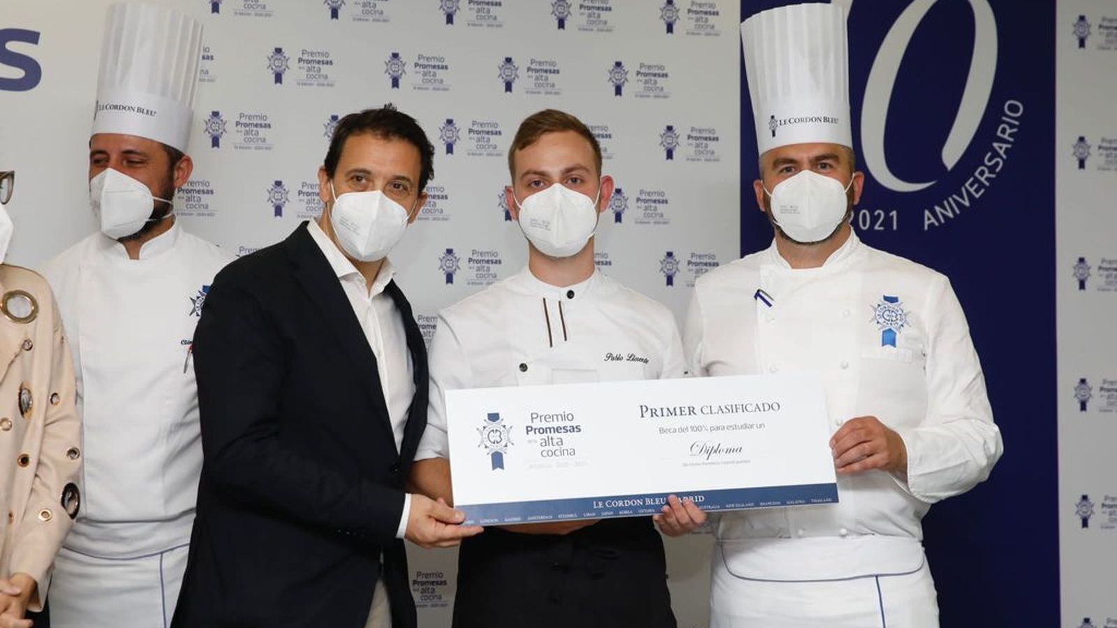 Pablo García posa con su premio.