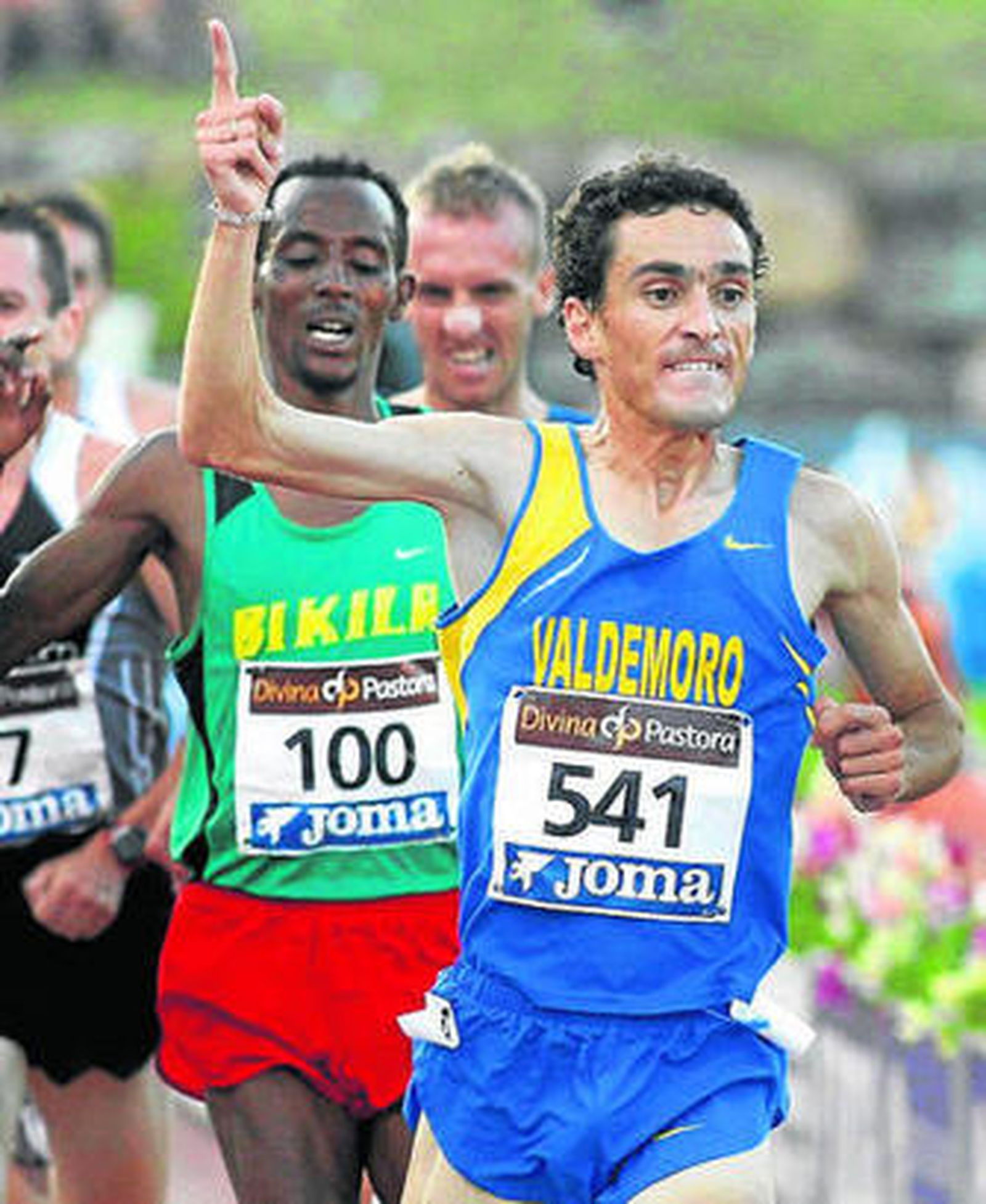 España entra en meta victorioso en los 5.000 metros.