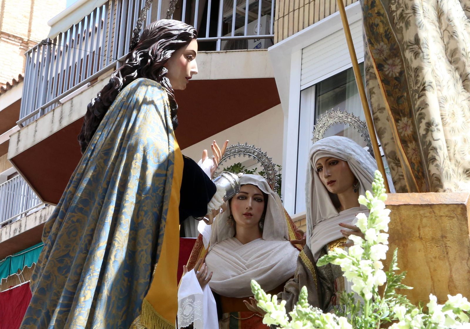 La procesión del Resucitado de Montilla y la Virgen de la Paz, en imágenes