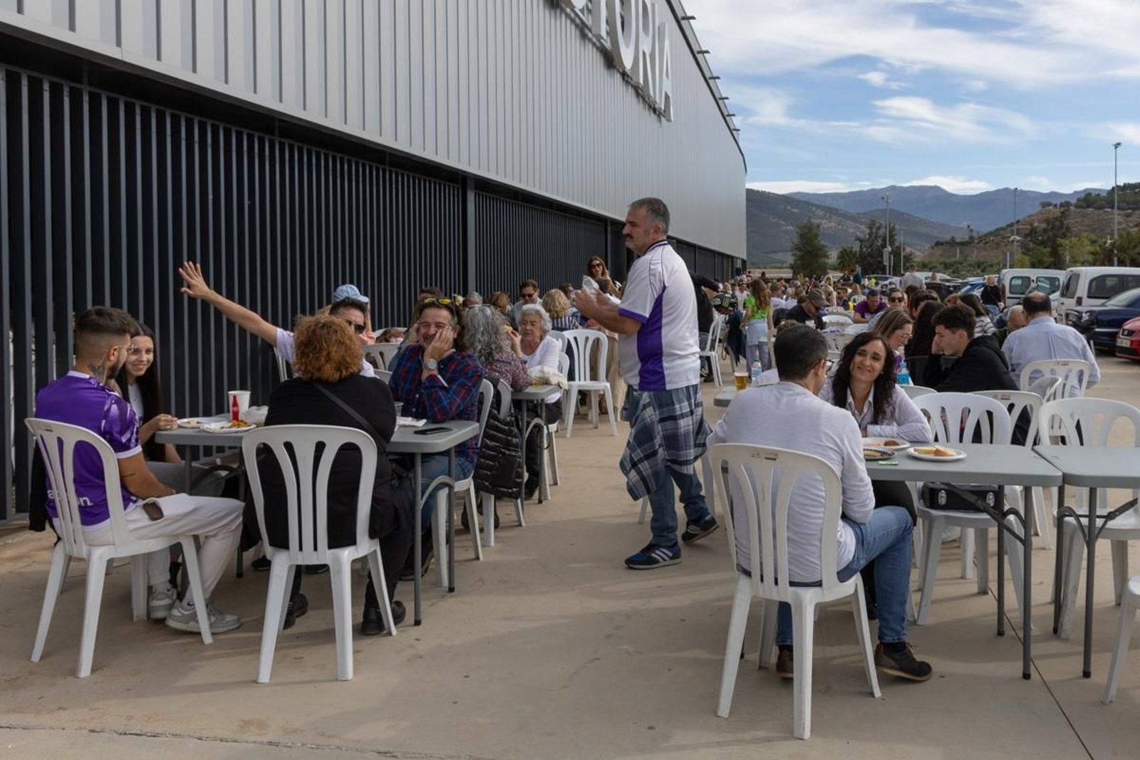 La afición del Real Jaén se vuelca con la paella solidaria por los afectados de la DANA, en imágenes