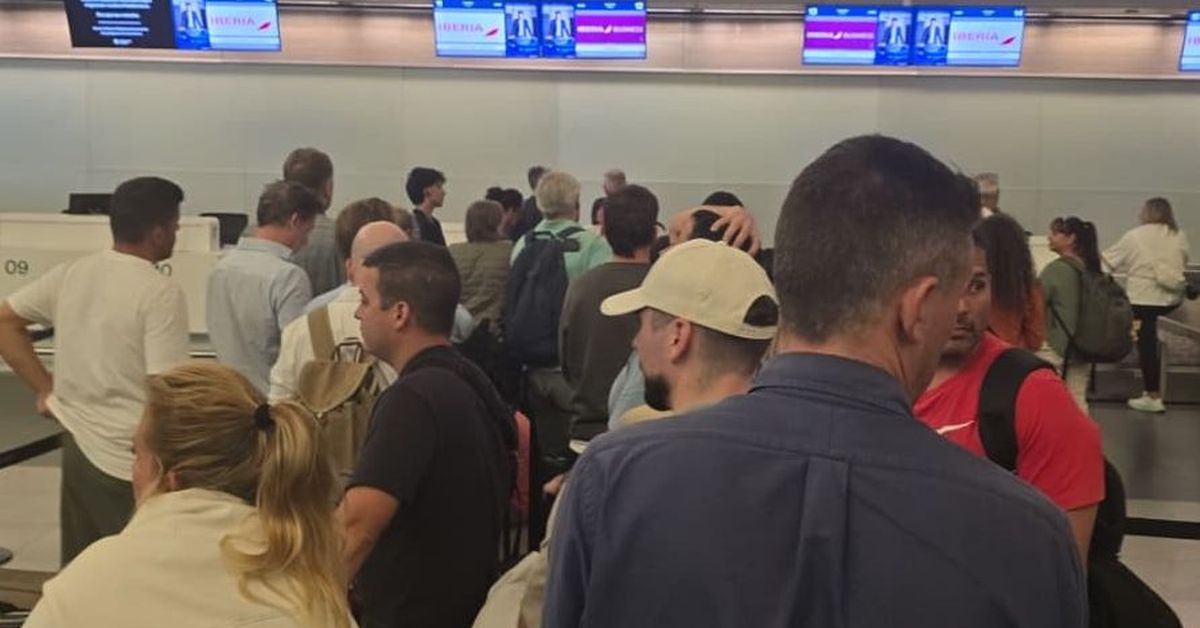 Una treintena de empresarios malagueños varada en Uruguay: "No nos dicen nada del vuelo desde hace 24 horas"