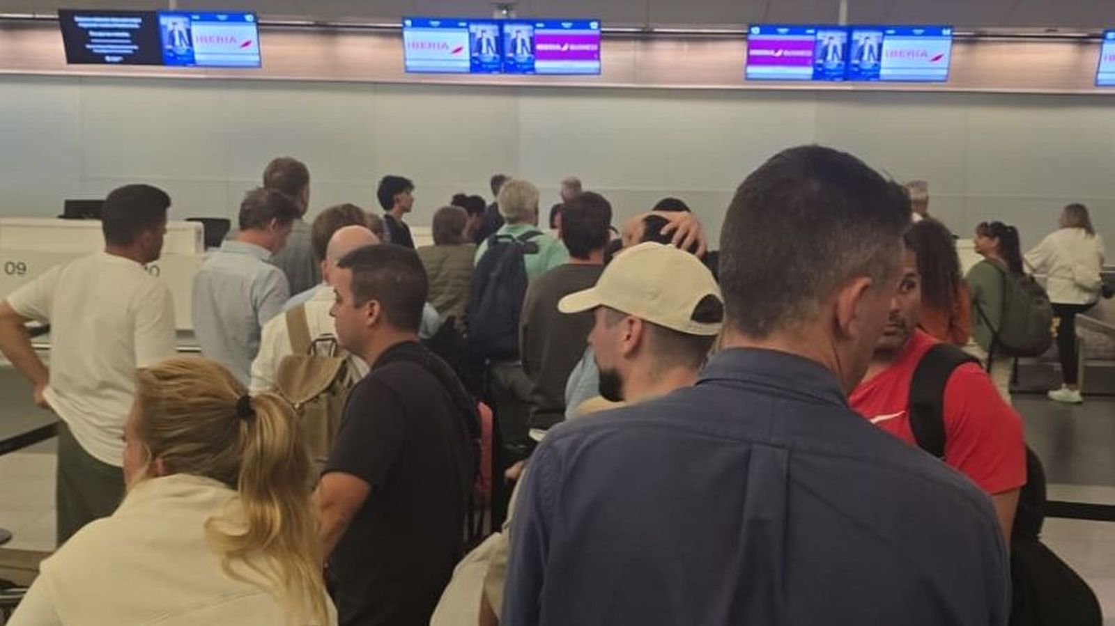 Viajeros afectados por el vuelo cancelado en Montevideo.