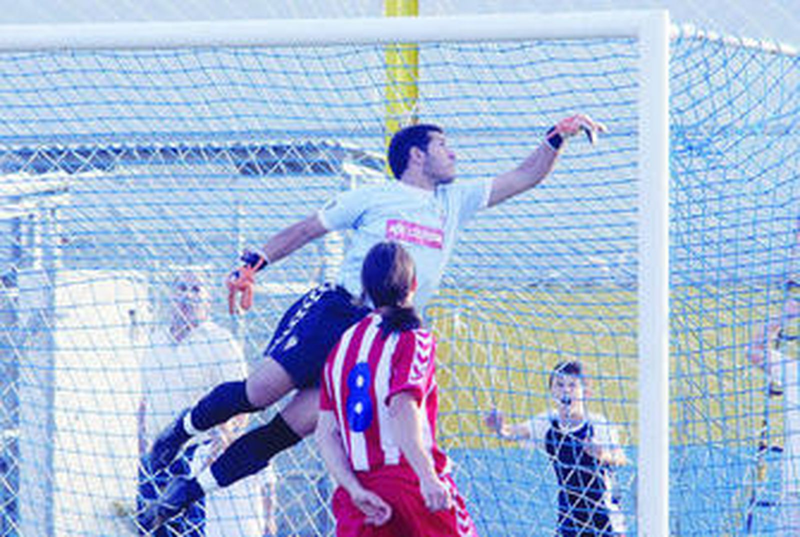 Félix realiza una estirada en el Tesorillo/Algeciras de la pasada Liga.