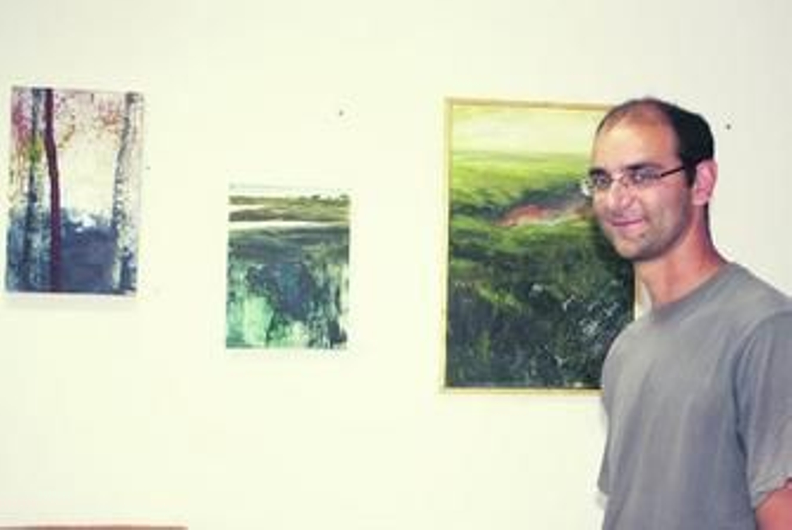 Miguel Redondo posa junto a algunas de sus obras.