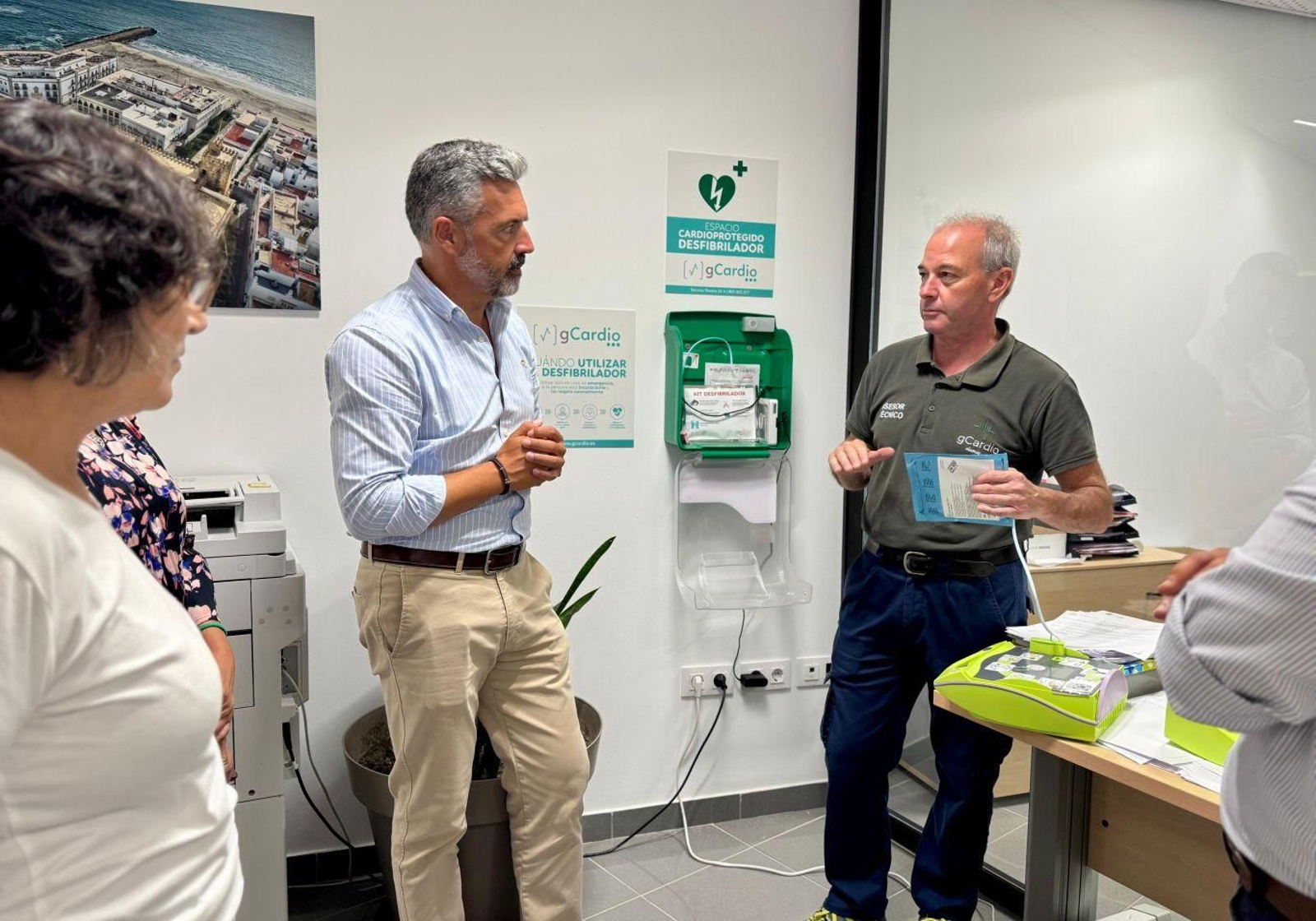 El alcalde de Rota, Ruiz Arana, supervisa la instalación de desfibriladores en centros públicos.