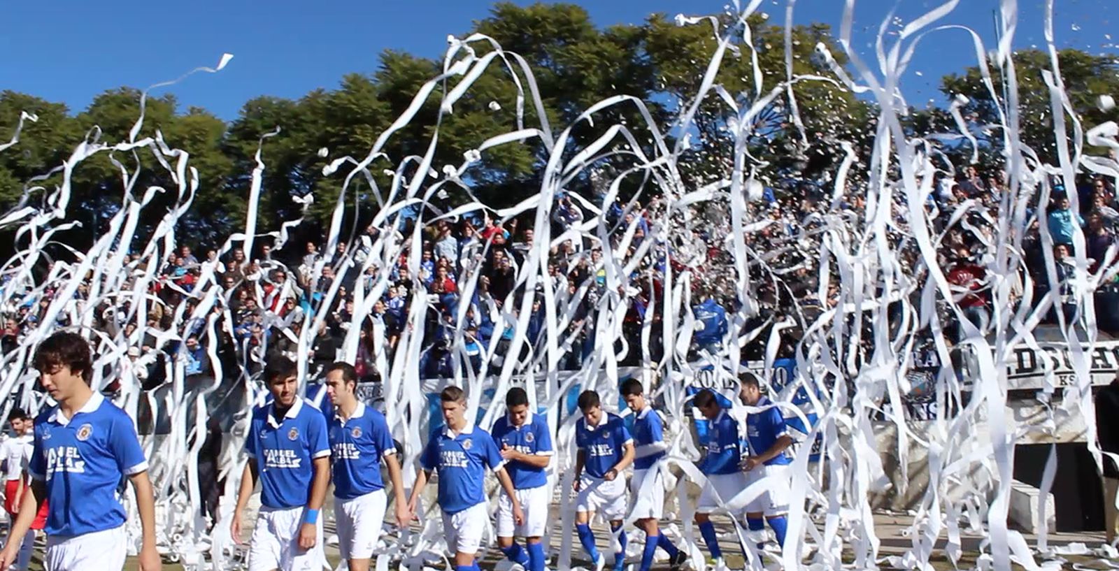Los jugadores del Xerez DFC saltan al césped de La Juventud en un partido ante el Chiclana B.